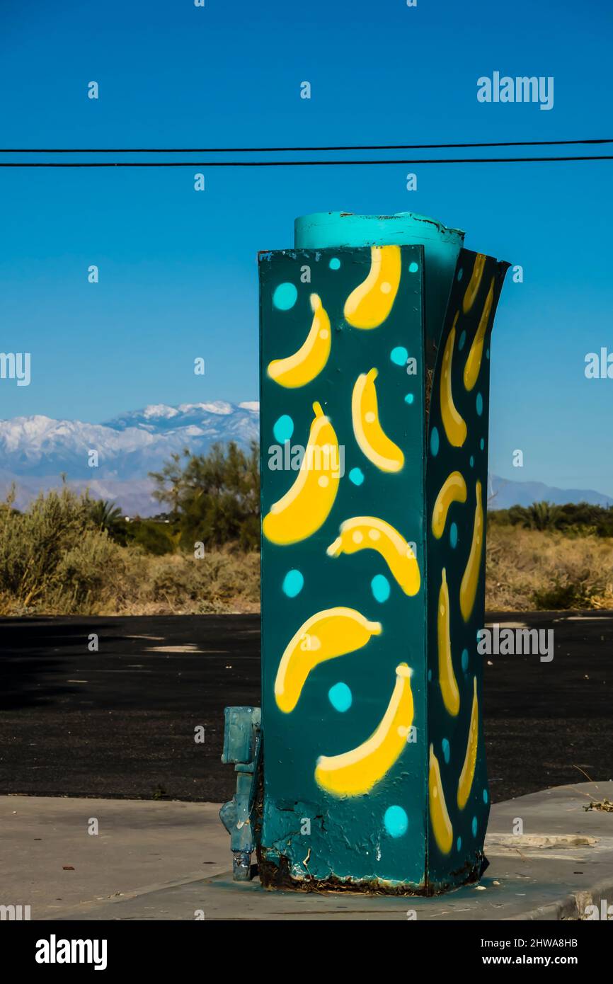 L'International Banana Museum Remaining column, una scultura di banana nel parcheggio al largo della California autostrada 111, è tutto ciò che è rimasto di oggi Foto Stock