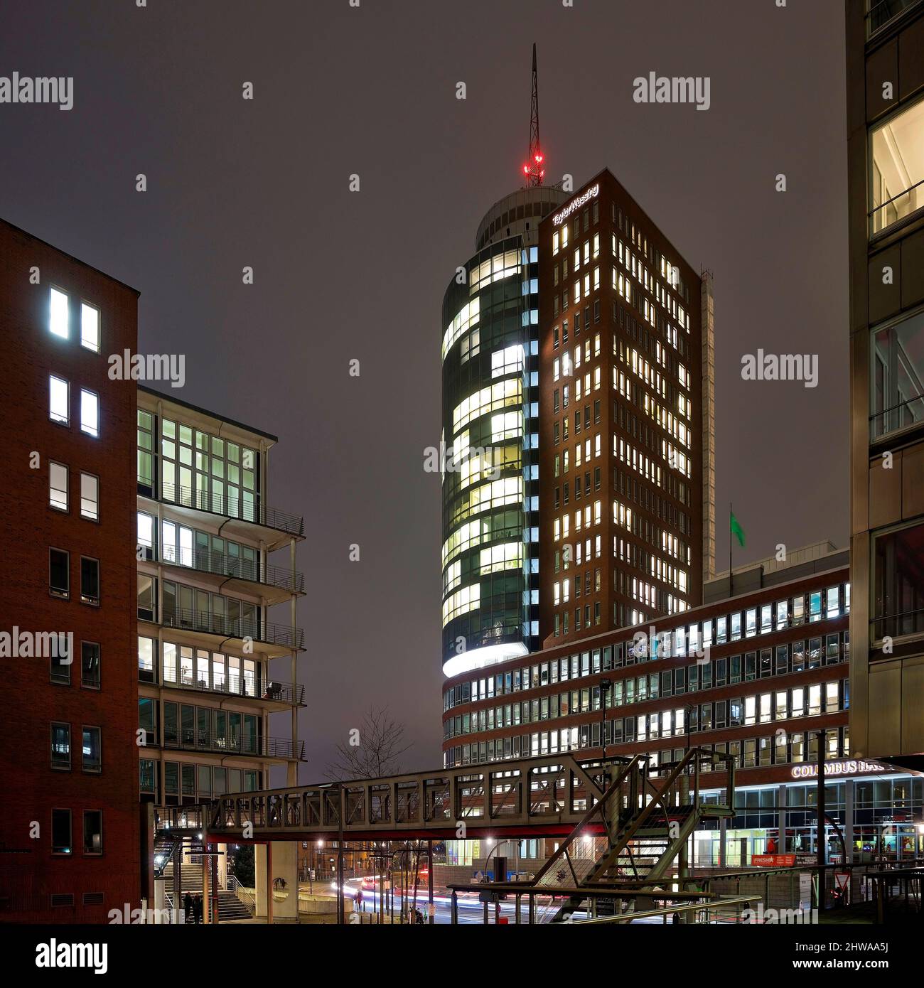 HafenCity con Columbus House (Hanseatic Trade Center Tower) di notte, Germania, Amburgo Foto Stock