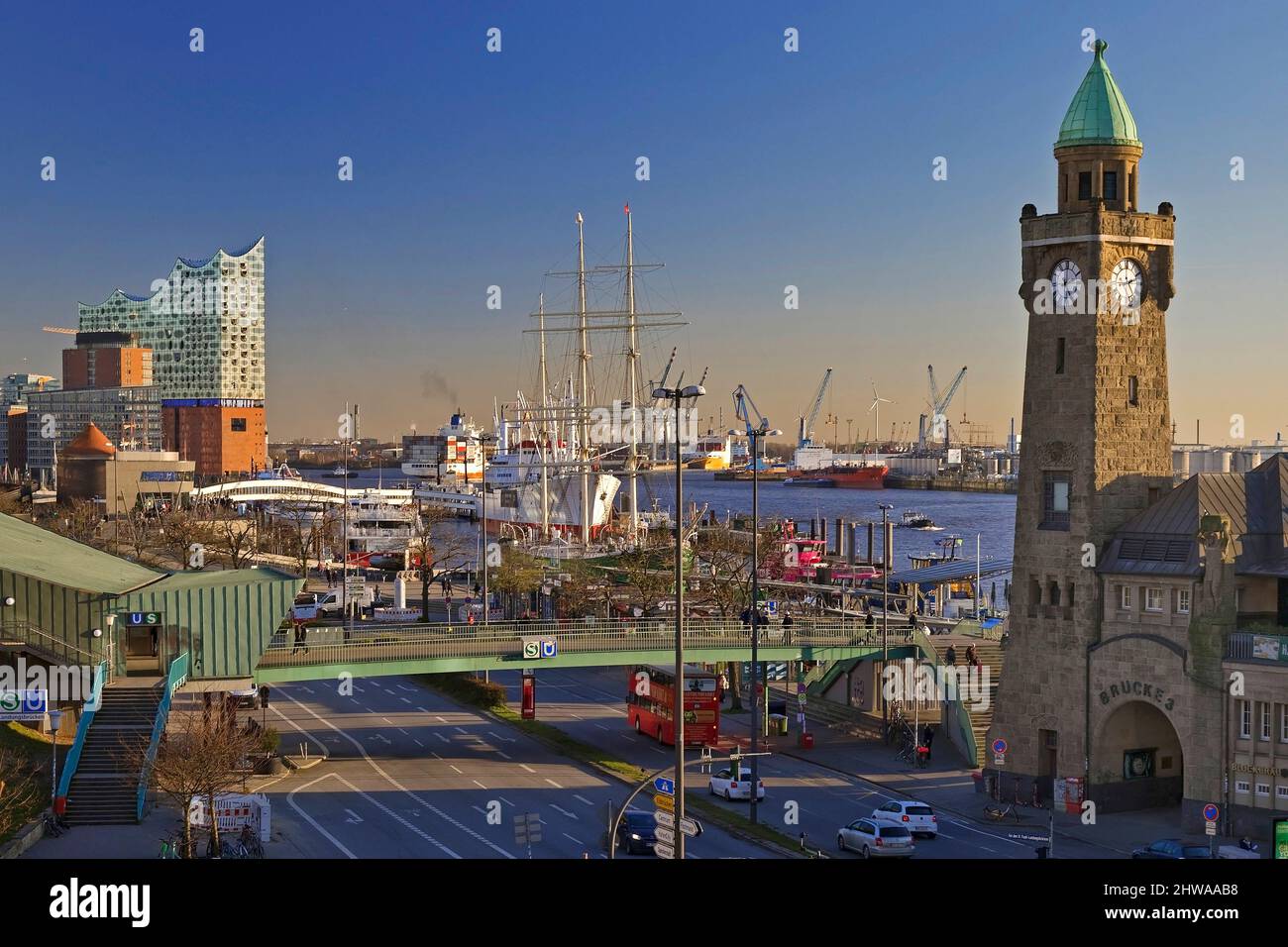 Elbphilharmonie, torre dell'orologio e torre dell'acqua, St. Pauli Piers Amburgo, Germania, Amburgo Foto Stock