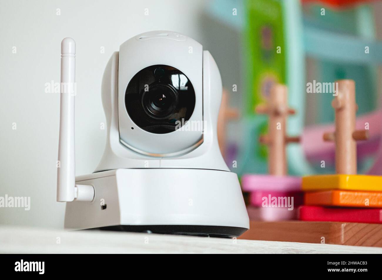 Telecamera IP sullo scaffale con giocattoli, che funge da baby monitor Foto Stock