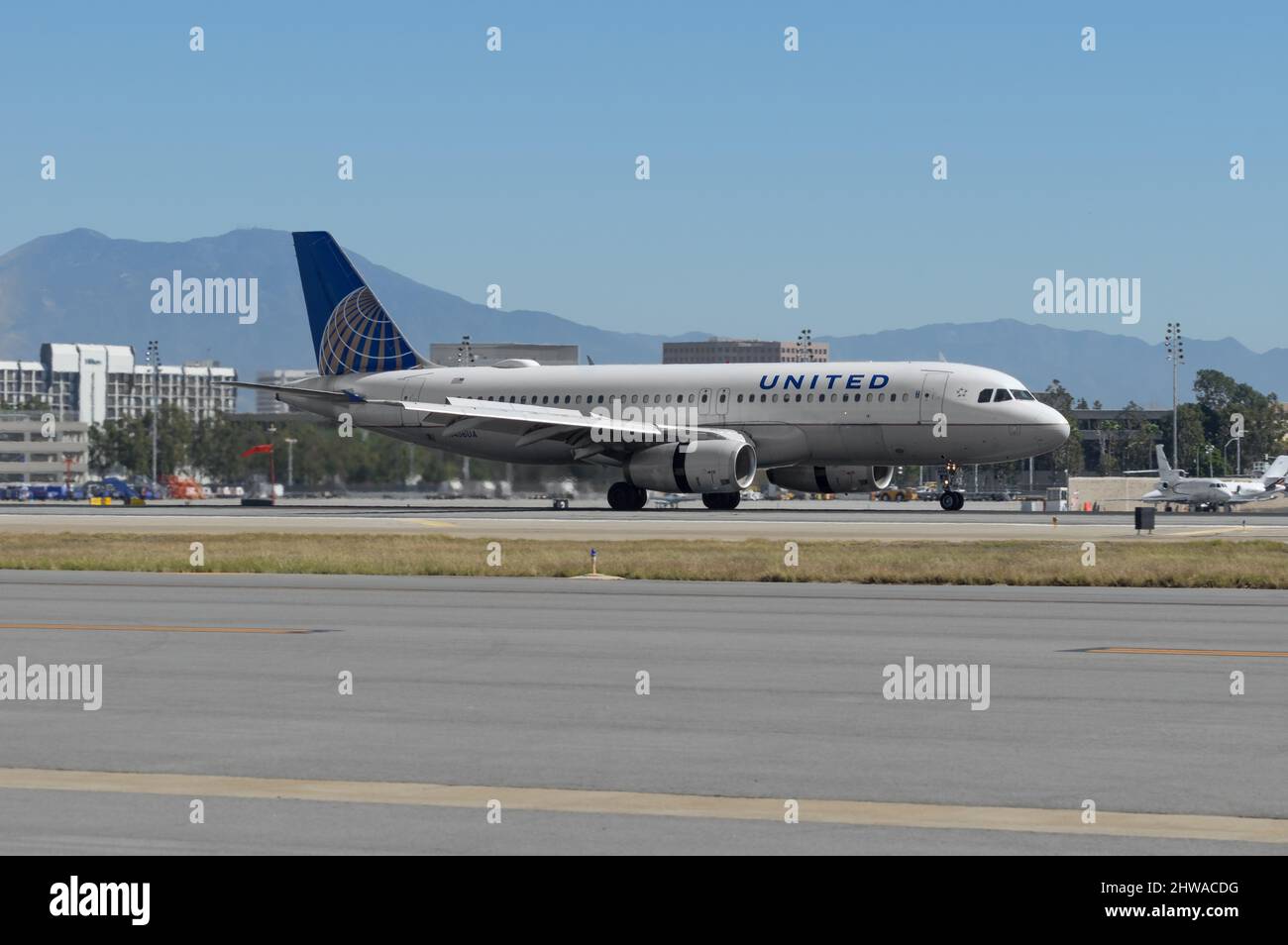 Aeroporto John Wayne, California: United Airlines Airbus A320-232 con registrazione N456UA mostrato rullaggio. Foto Stock