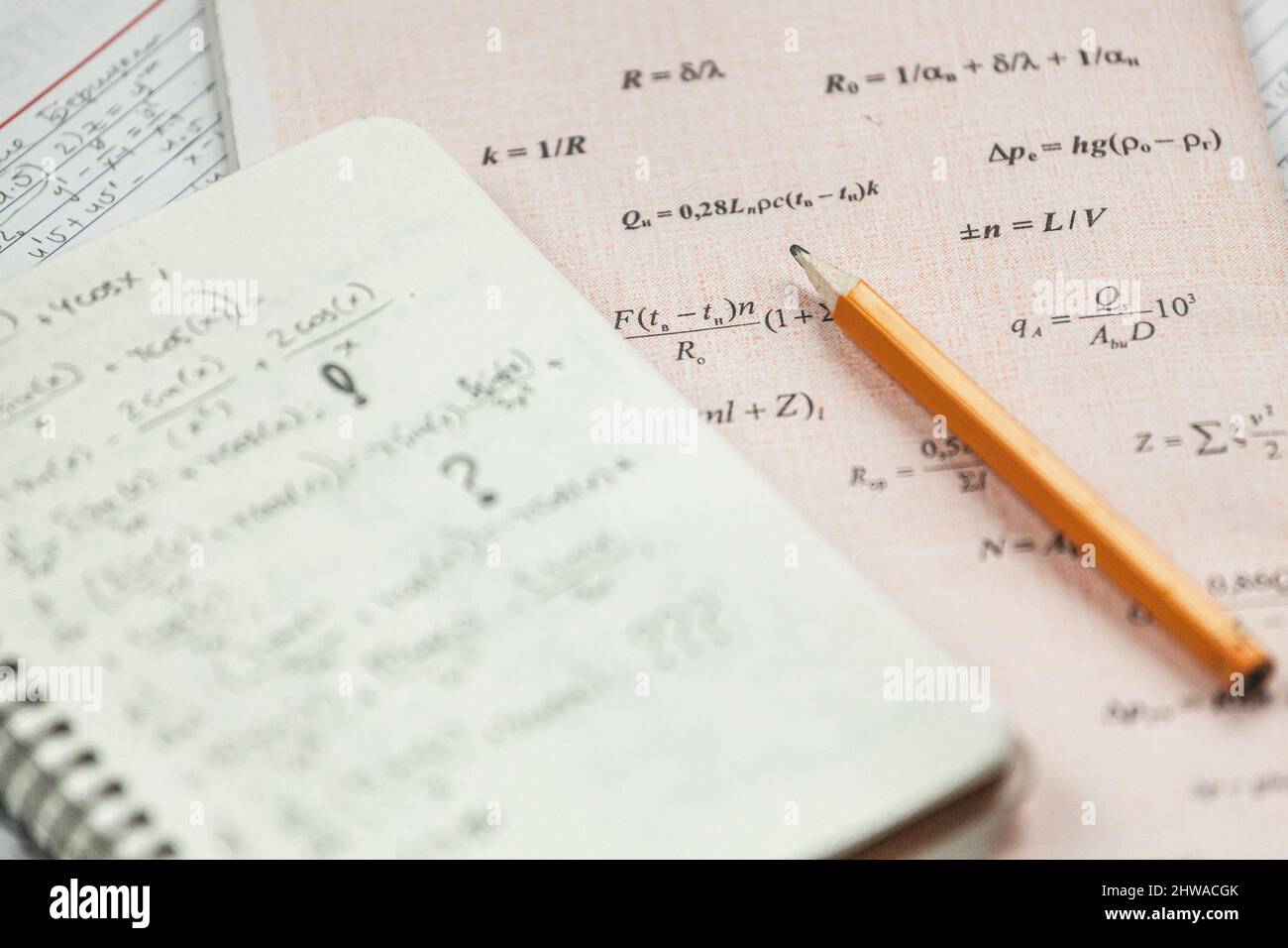 Le formule di matematica sono scritte a matita su un pezzo di carta, il fotoricettore di matematica Foto Stock