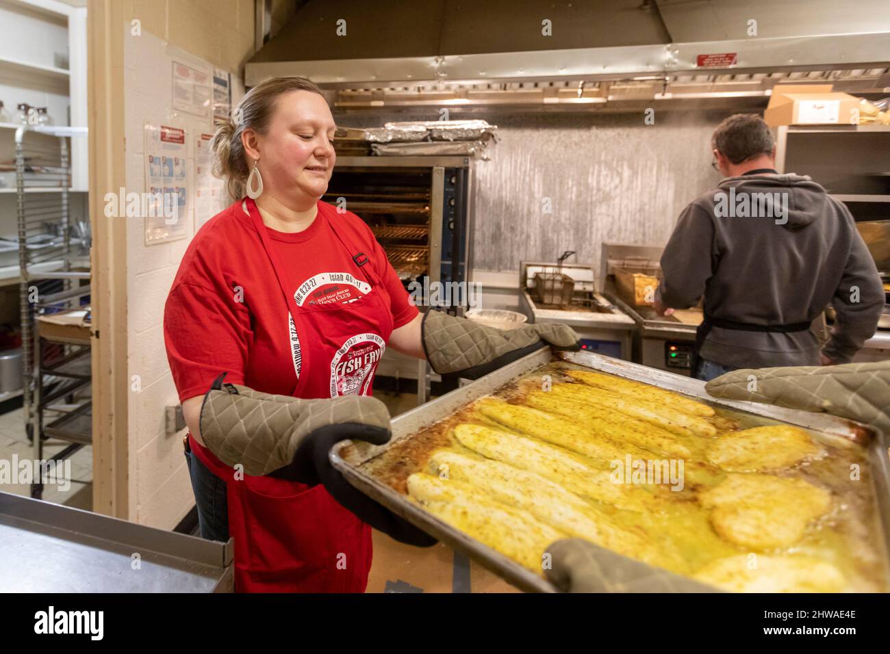 St. Clair Shores, Michigan, Stati Uniti. 4th Mar 2022. Il primo venerdì di Quaresima, i volontari della Chiesa cattolica di Sant'Issac Jogues preparano cene per la cena di pesce fritto del venerdì sera. Servivano taco di merluzzo, gamberi, pesce e gamberi e pierogis. Molti cristiani si astengono dal mangiare carne il venerdì durante la Quaresima. Credit: Jim West/Alamy Live News Foto Stock