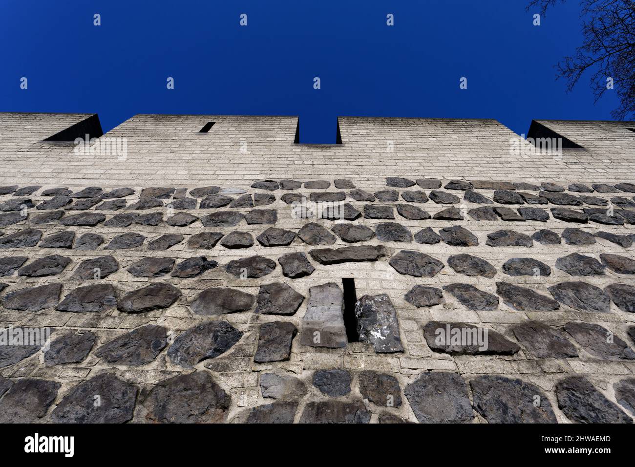 mura medievali della città del 12th secolo a colonia con merlature di fronte al cielo blu Foto Stock