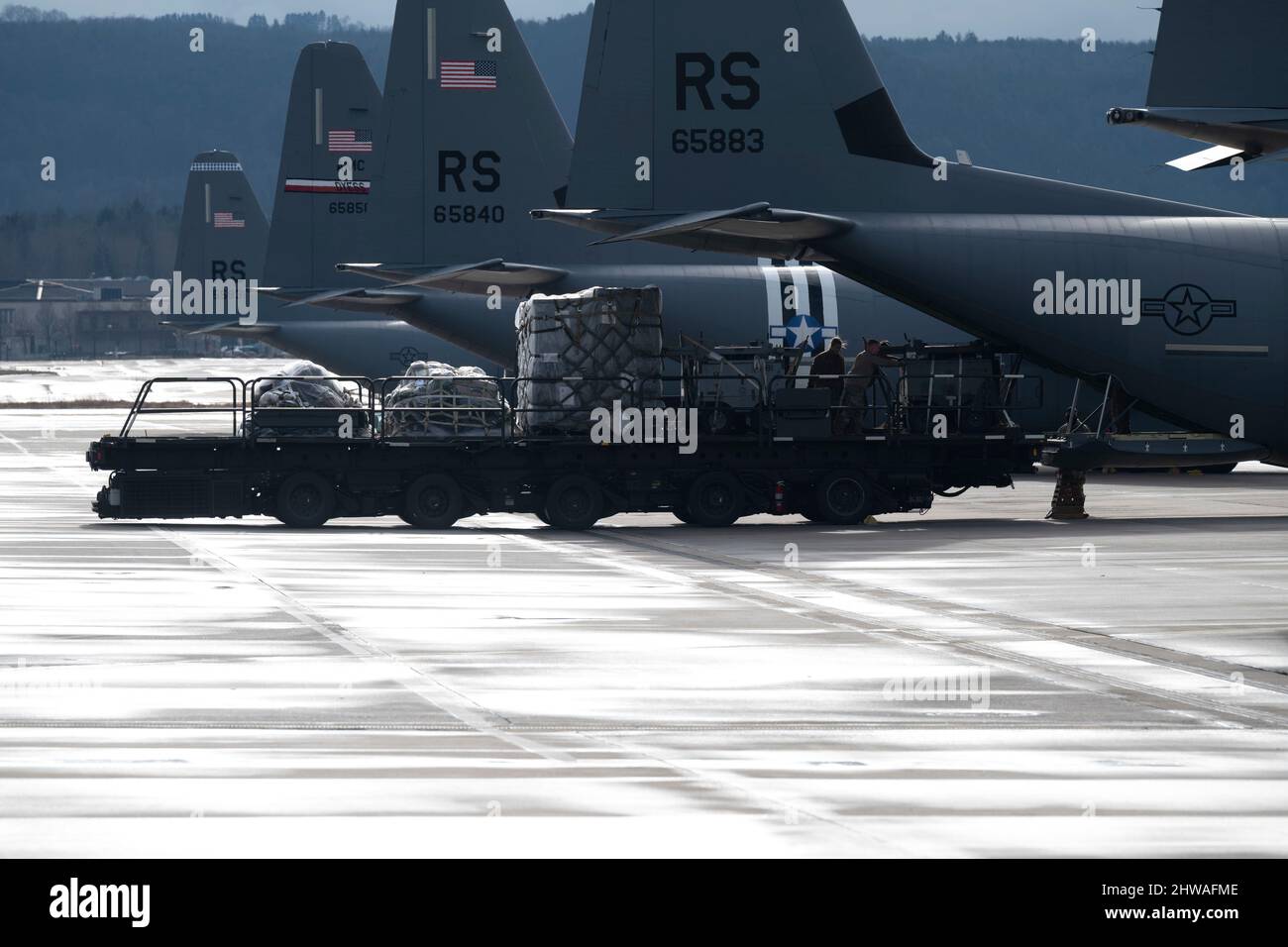 Base aerea di Ramstein, Germania. 4th Feb 2022. Un caricatore Tunner del 40K sposta i bagagli e li rifornisce su un aereo C-130J Super Hercules alla base aerea di Ramstein, Germania, 4 febbraio 2022. Forze aeree degli Stati Uniti in Europa ''“ forze aeree le forze africane sono preparate e strategicamente posizionate per impennare rapidamente le forze dentro e attraverso il teatro al fine di sostenere l'alleanza e difendere contro qualsiasi aggressione. Credit: U.S. Air Force/ZUMA Press Wire Service/ZUMAPRESS.com/Alamy Live News Foto Stock