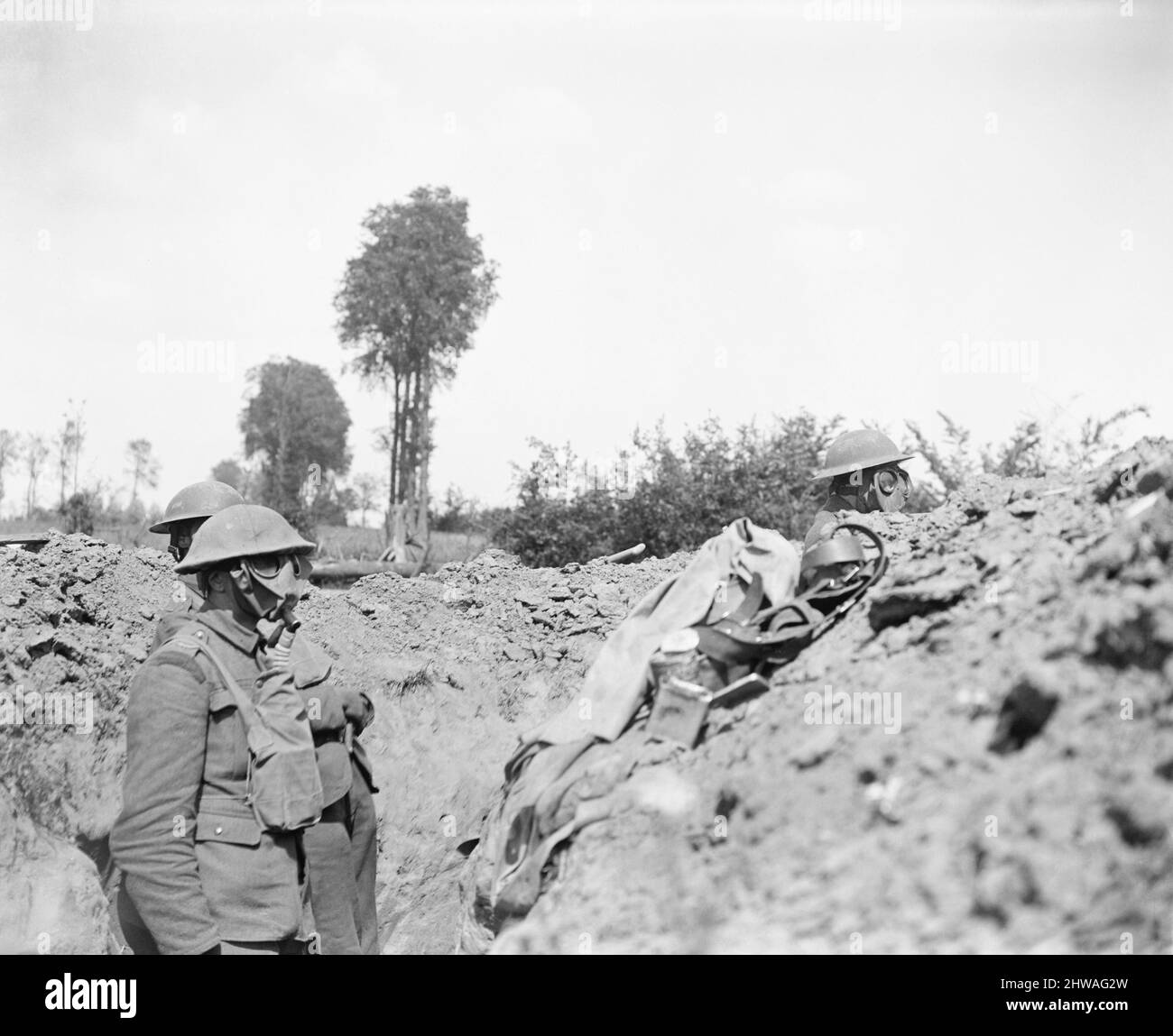 Uomini del Battaglione 12th, Royal Scots indossare respiratori durante un attacco di gas su una trincea di linea anteriore, Meteren, 25 giugno 1918. Foto Stock