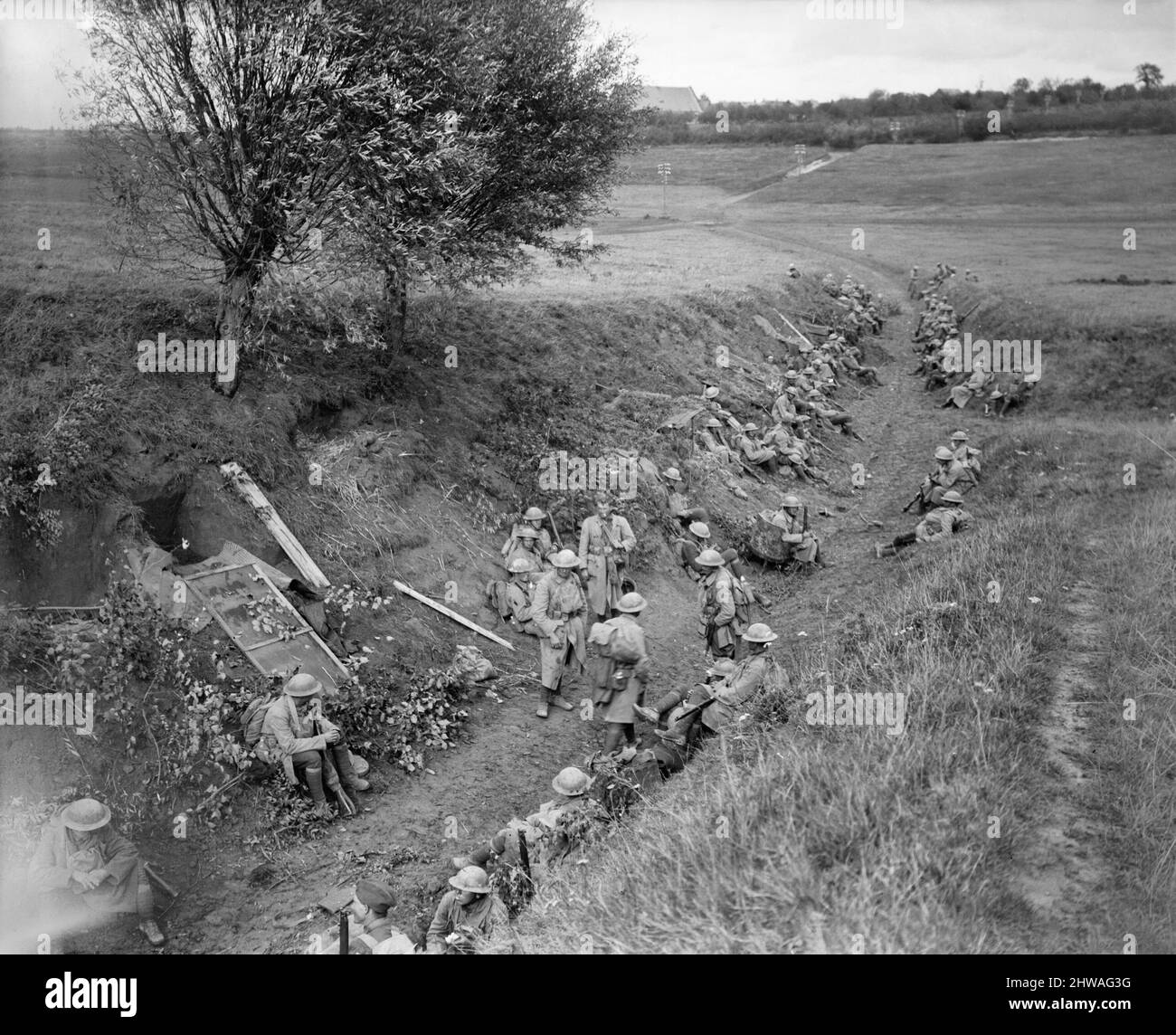 Le truppe della Divisione americana di fanteria del 30th in attesa di ordini in una strada sunken a Premont dopo la loro cattura del villaggio il pomeriggio del 8 ottobre 1918 durante l'offensiva dei cento giorni alla battaglia di Cambrai. Foto Stock