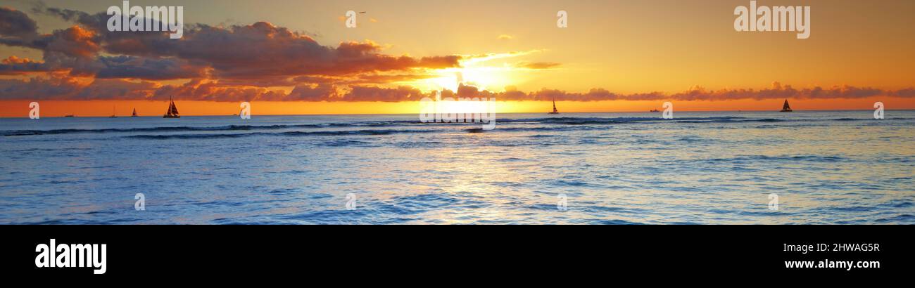 Vista sull'oceano. Scatto di un bellissimo tramonto sulla spiaggia. Foto Stock