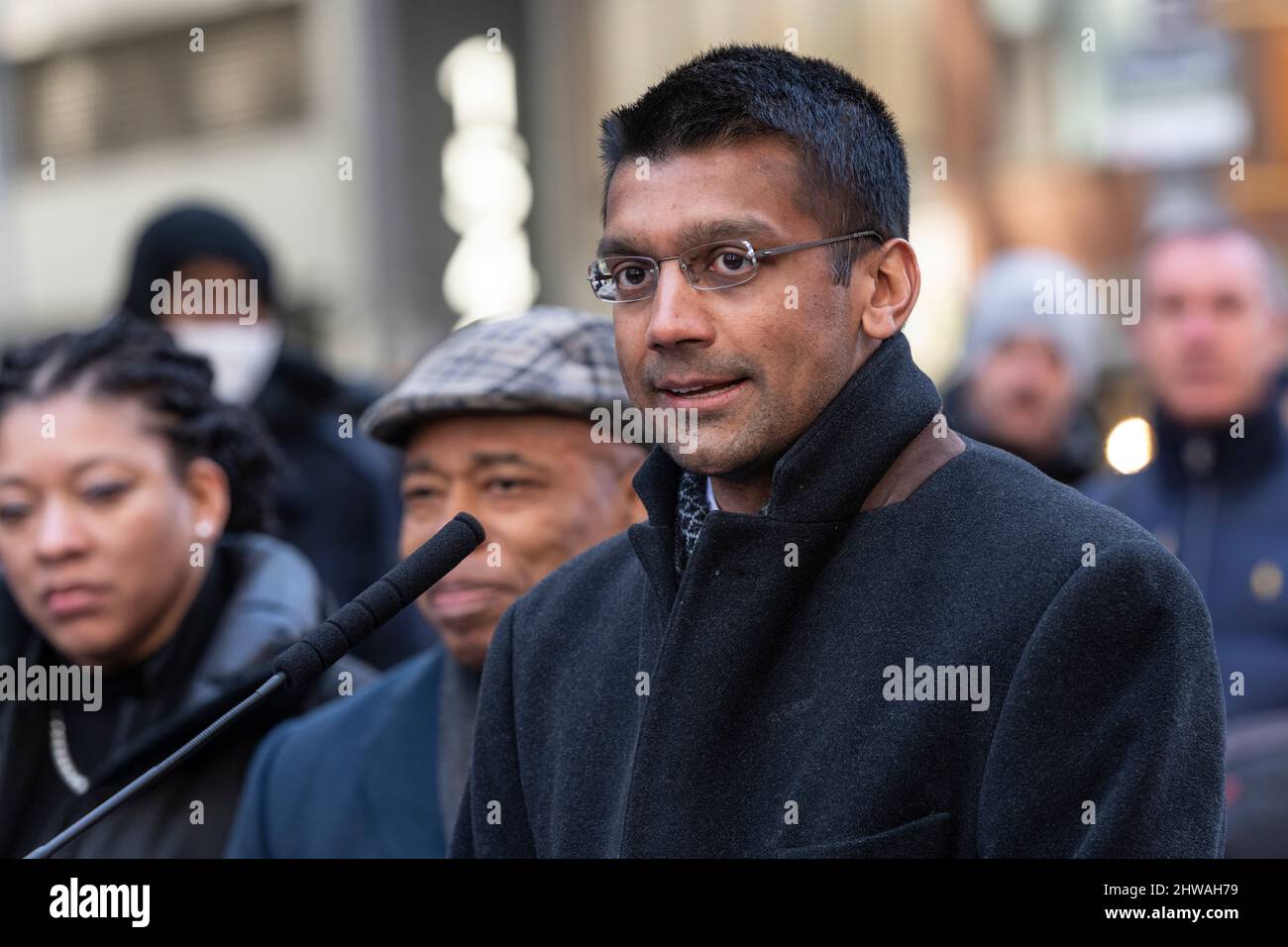 New York, NY - 4 marzo 2022: Il Dott. Dave Chokshi parla durante l'annuncio del sindaco Eric Adams per sollevare il mandato della maschera per i capretti della scuola K-12 e la fine 'chiave a NYC' regole in vigore marzo 7 su Duffy Square Foto Stock