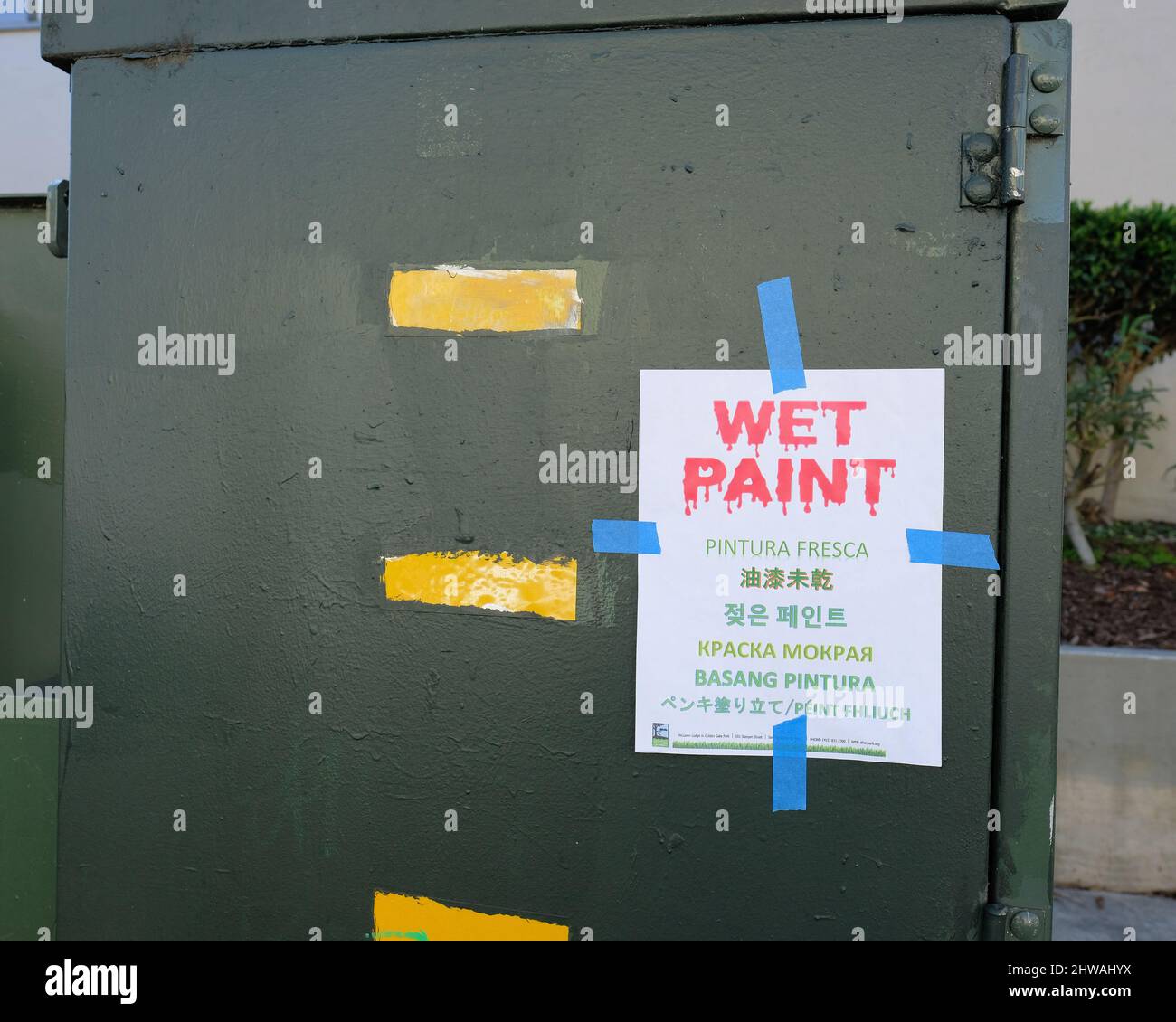 Un segno Wet Paint fatto in casa in molte lingue che comprende multilingue, multietnico, multiculturale San Francisco, California, USA. Foto Stock