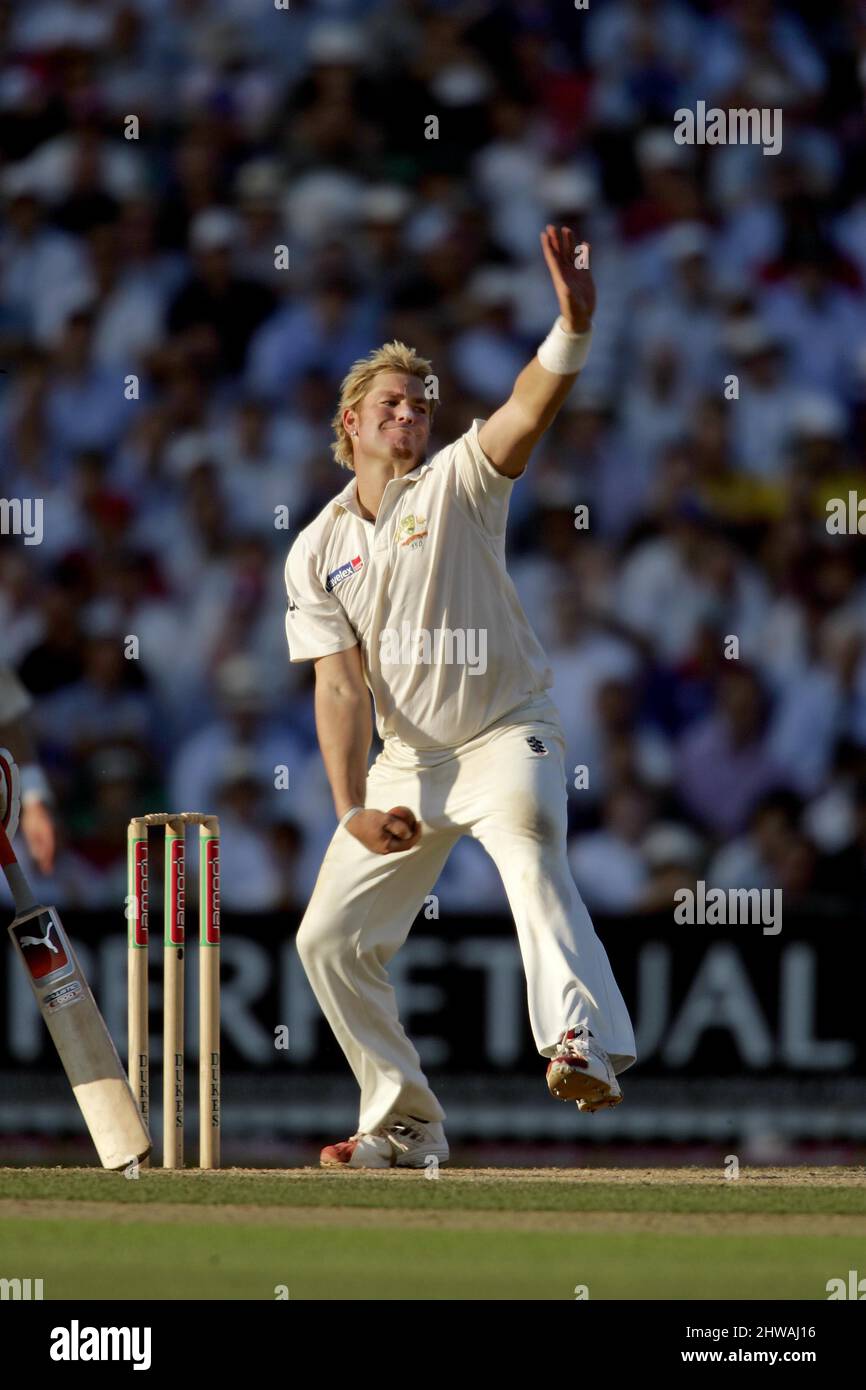 8 settembre 2005: Il legspinner australiano Shane Warne bowling in ritardo il giorno 1 della prova di 5th npower Ashes tra Inghilterra e Australia, all'Oval, Londra. Foto: Glyn Kirk/Actionplus.050908 maschio uomo cricket cricketer giocatore bowler. Foto Stock