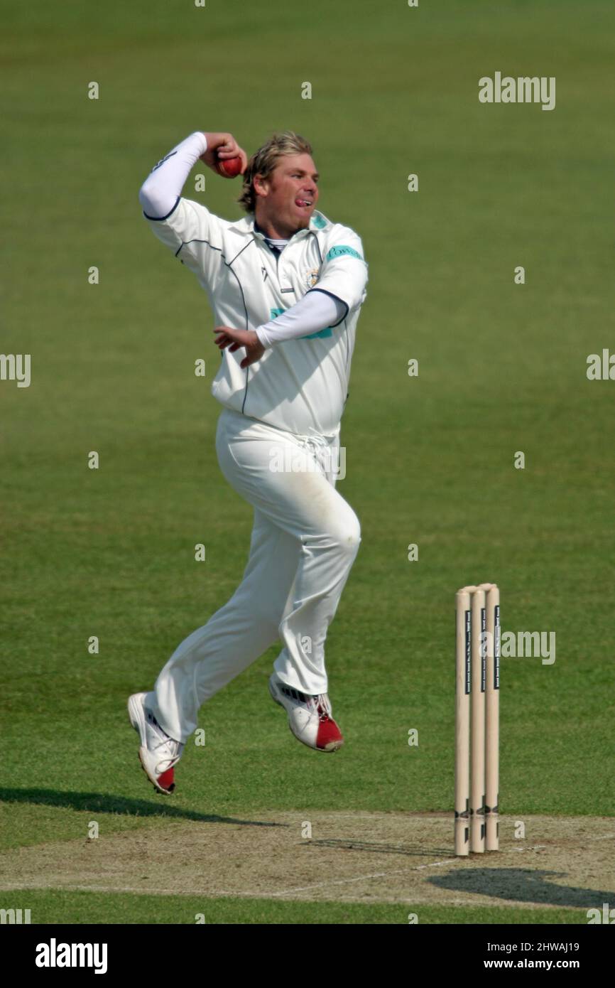 20 Aprile 2005: Vista laterale del bowling Hampshire Bowler Shane Warne durante il giorno uno dei Campionati della Frizzell County 1 della partita tra Sussex e Hampshire disputata a Hove, Sussex. Foto: Glyn Kirk/Actionplus.050420 giocatore di cricket australiano. Foto Stock