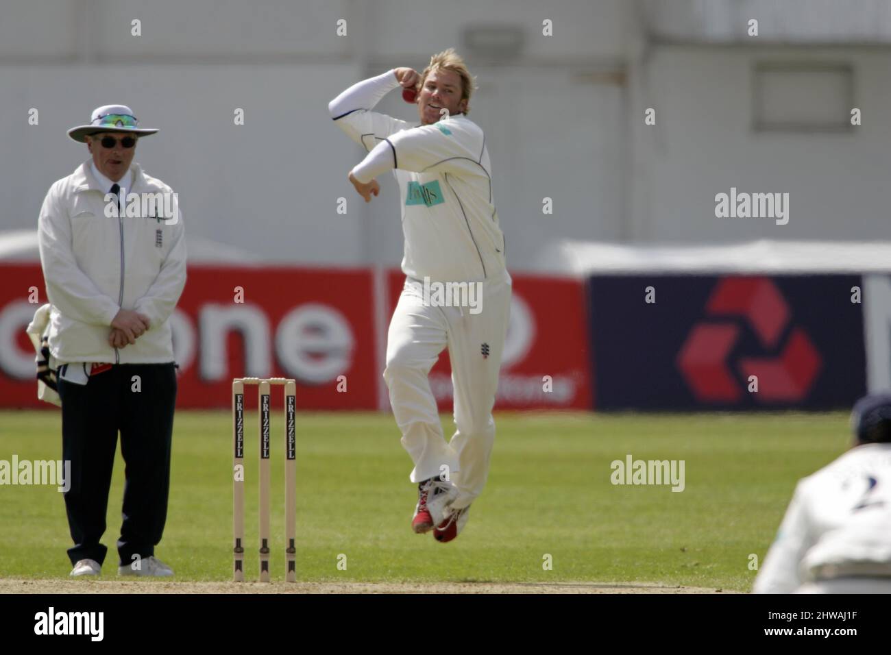 20 aprile 2005: Hampshire bowler Shane Warne bowling durante il giorno uno della Frizzell County Championship Division 1 partita tra Sussex e Hampshire giocato a Hove, Sussex. Foto: Glyn Kirk/Actionplus.050420 giocatore di cricket australiano. Foto Stock