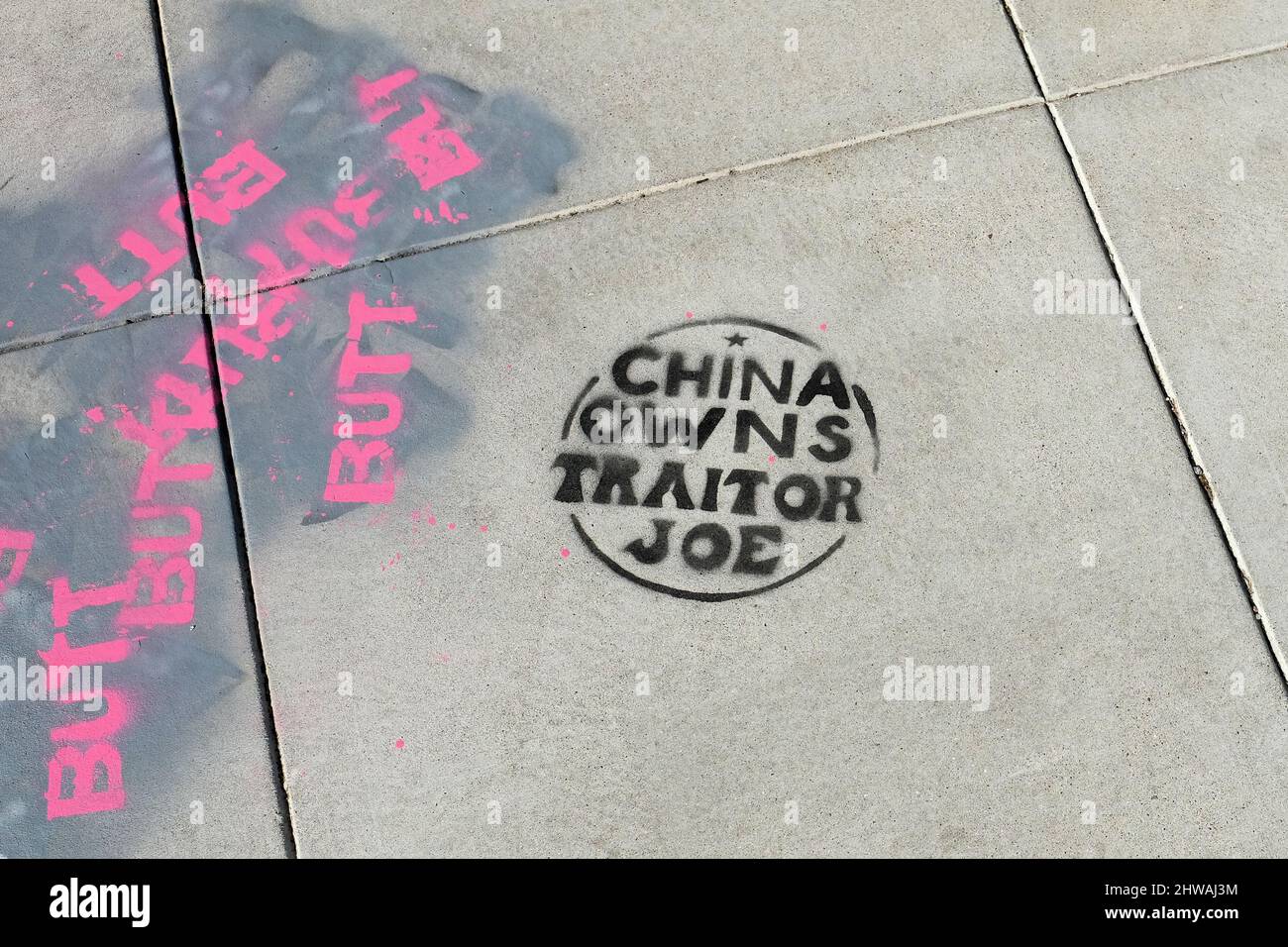 La Cina possiede lo stencil del traditore Joe Biden su un marciapiede a San Francisco, California: Conservatore Bay Area, anti-democratico, democratico, pro-Trump, Trumpismo Foto Stock