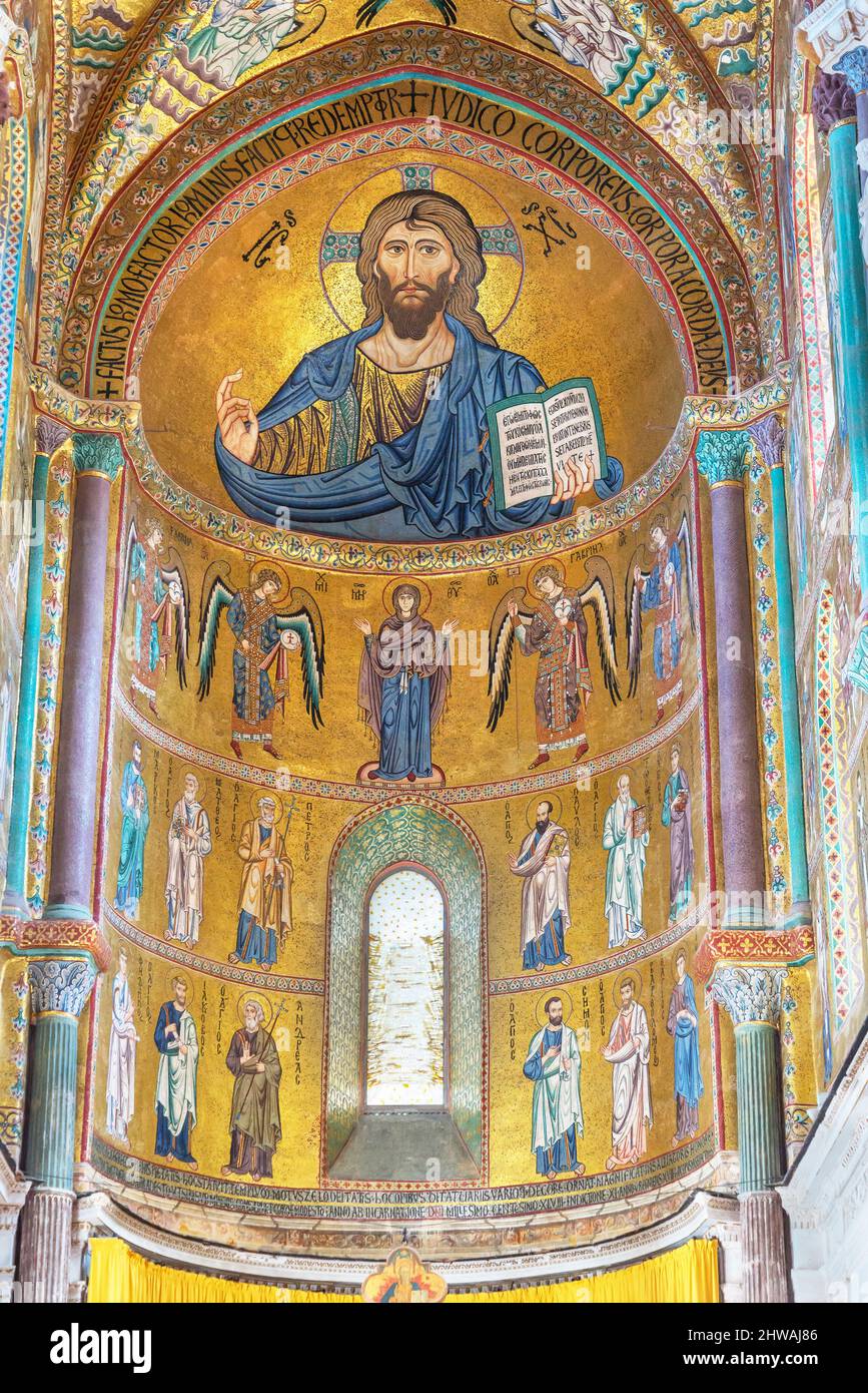 Cristo Pantocrator si trova all'interno della Cattedrale di San Salvatore, Cefalu, Sicilia, Italia Foto Stock