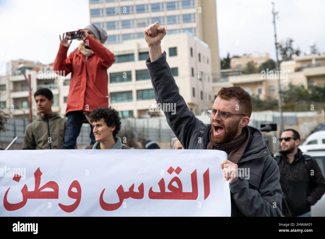 Israele. 04th Mar 2022. Ebrei - protesta di solidarietà palestinese a Sheikh Jarrah in seguito alle recenti tensioni e alla decisione della Corte Suprema israeliana di questa settimana, suggerendo di riconoscere la proprietà delle famiglie palestinesi sulle loro case. Si sono verificati scontri tra i manifestanti e la folla di destra, portando all’arresto di due manifestanti di solidarietà. Gerusalemme, Israele. Mar 04th 2022. (Foto di Matan Golan/Sipa USA) Credit: Sipa USA/Alamy Live News Foto Stock