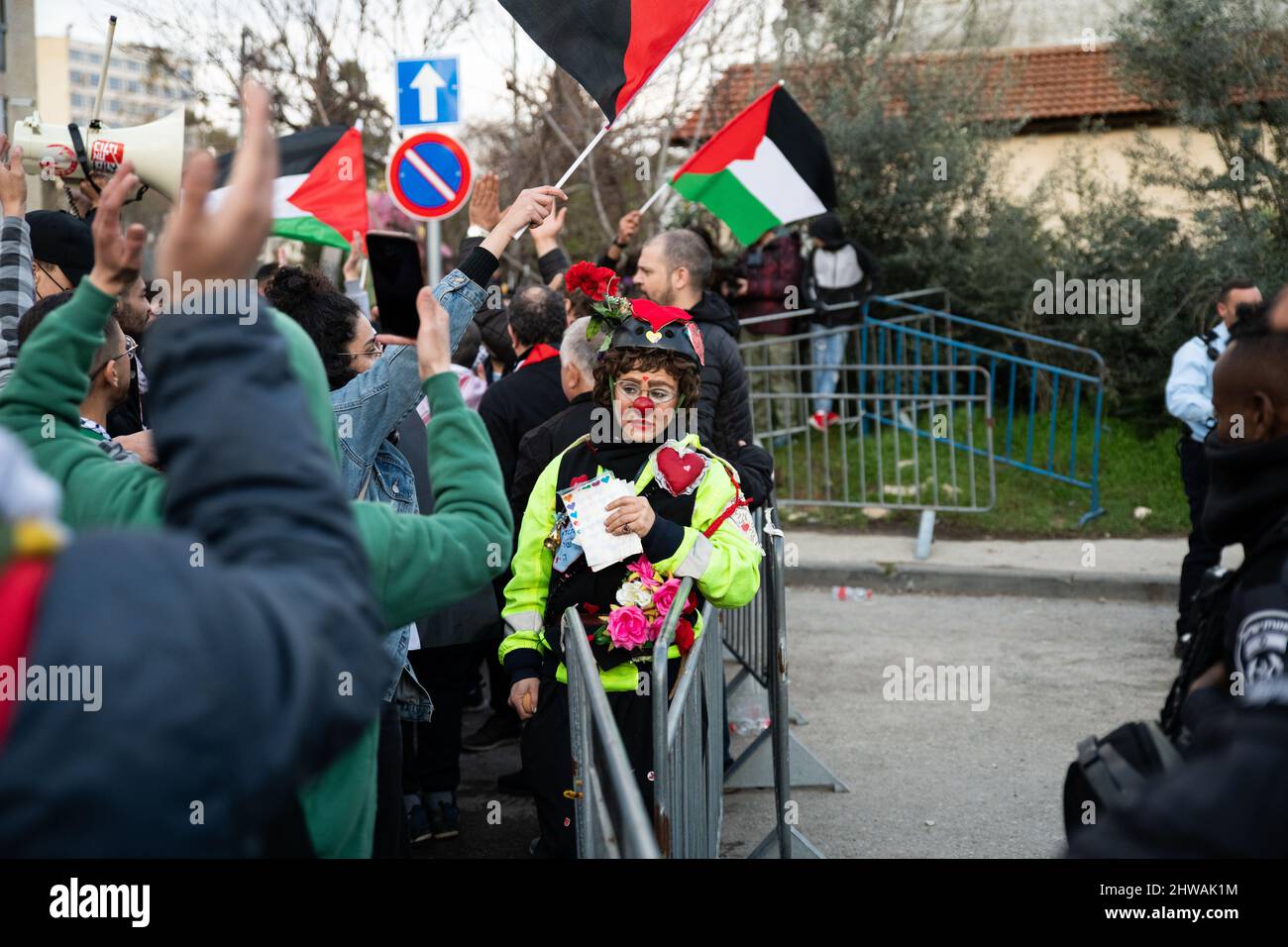 Israele. 04th Mar 2022. Ebrei - protesta di solidarietà palestinese a Sheikh Jarrah in seguito alle recenti tensioni e alla decisione della Corte Suprema israeliana di questa settimana, suggerendo di riconoscere la proprietà delle famiglie palestinesi sulle loro case. Si sono verificati scontri tra i manifestanti e la folla di destra, portando all’arresto di due manifestanti di solidarietà. Gerusalemme, Israele. Mar 04th 2022. (Foto di Matan Golan/Sipa USA) Credit: Sipa USA/Alamy Live News Foto Stock