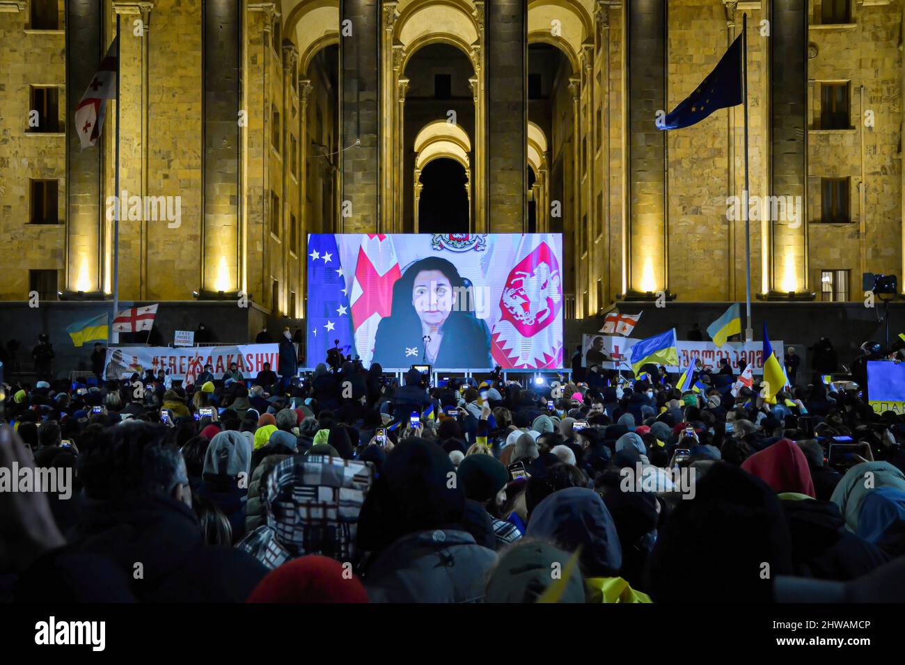 Tbilisi, Georgia. 04th Mar 2022. Georgia del 5th presidente, Salome Zourabichvili parla al popolo georgiano dove dice che lei e il popolo del suo paese appoggiano pienamente l'Ucraina e sperano che l'Ucraina difenderà il suo territorio dalla Russia.trentamila persone si sono radunate di fronte all'edificio del parlamento di Tbilisi per ascoltare il discorso dal vivo del presidente ucraino dove afferma Che "l'Ucraina non darà mai il suo territorio alla Russia e l'Ucraina combatterà contro i russi per vincere questa guerra. Voi siete tutti ucraini oggi». Credit: SOPA Images Limited/Alamy Live News Foto Stock