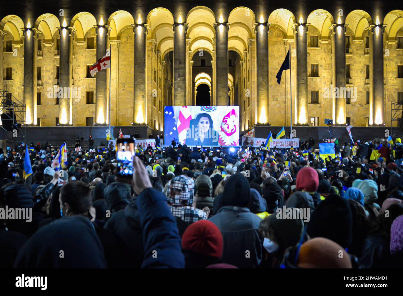 Tbilisi, Georgia. 04th Mar 2022. Georgia del 5th presidente, Salome Zourabichvili parla al popolo georgiano dove dice che lei e il popolo del suo paese appoggiano pienamente l'Ucraina e sperano che l'Ucraina difenderà il suo territorio dalla Russia.trentamila persone si sono radunate di fronte all'edificio del parlamento di Tbilisi per ascoltare il discorso dal vivo del presidente ucraino dove afferma Che "l'Ucraina non darà mai il suo territorio alla Russia e l'Ucraina combatterà contro i russi per vincere questa guerra. Voi siete tutti ucraini oggi». Credit: SOPA Images Limited/Alamy Live News Foto Stock