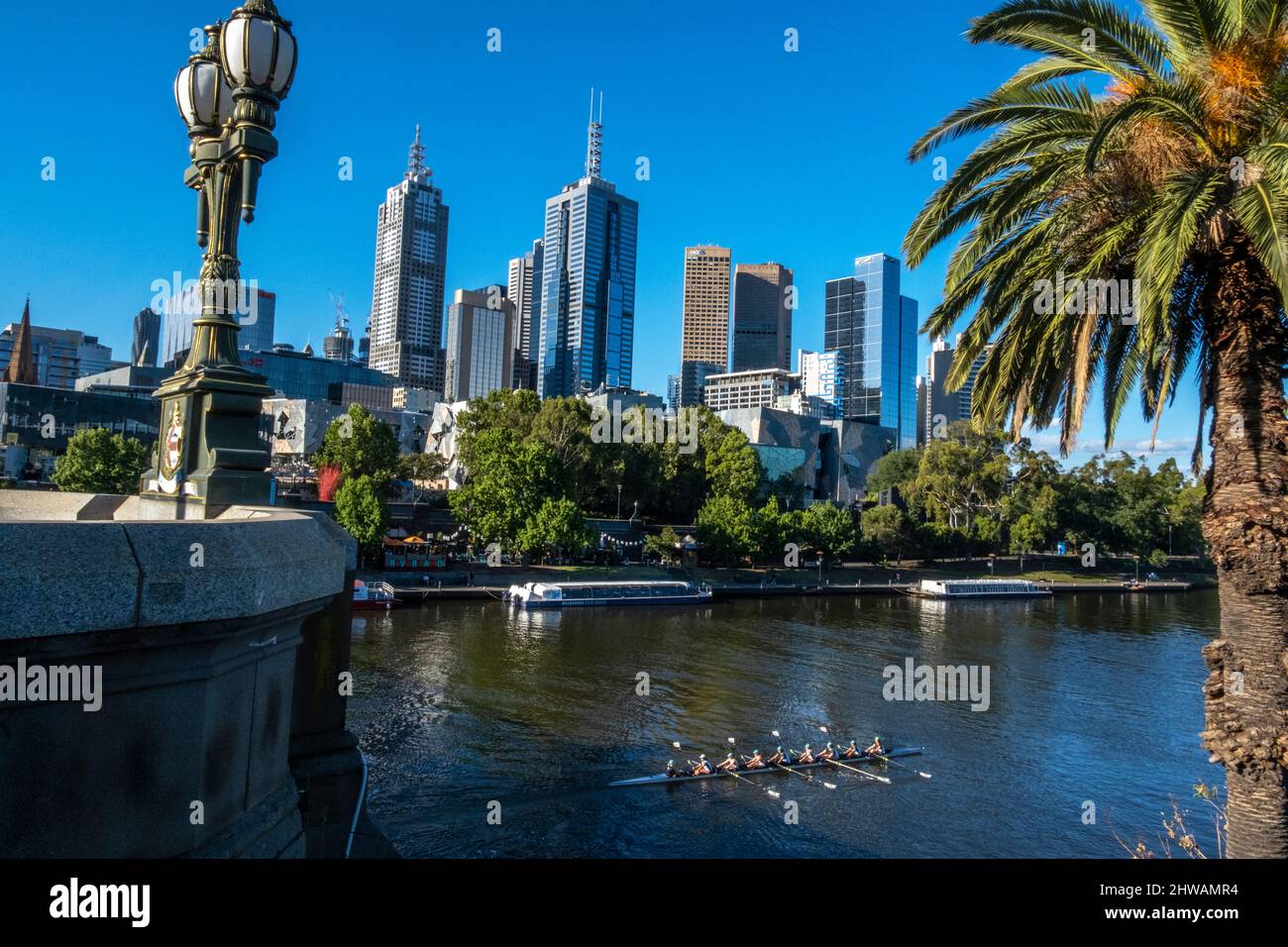 Il fiume Yarra di fronte allo skyline di Melbourne. Melbourne, Victoria, Australia Foto Stock