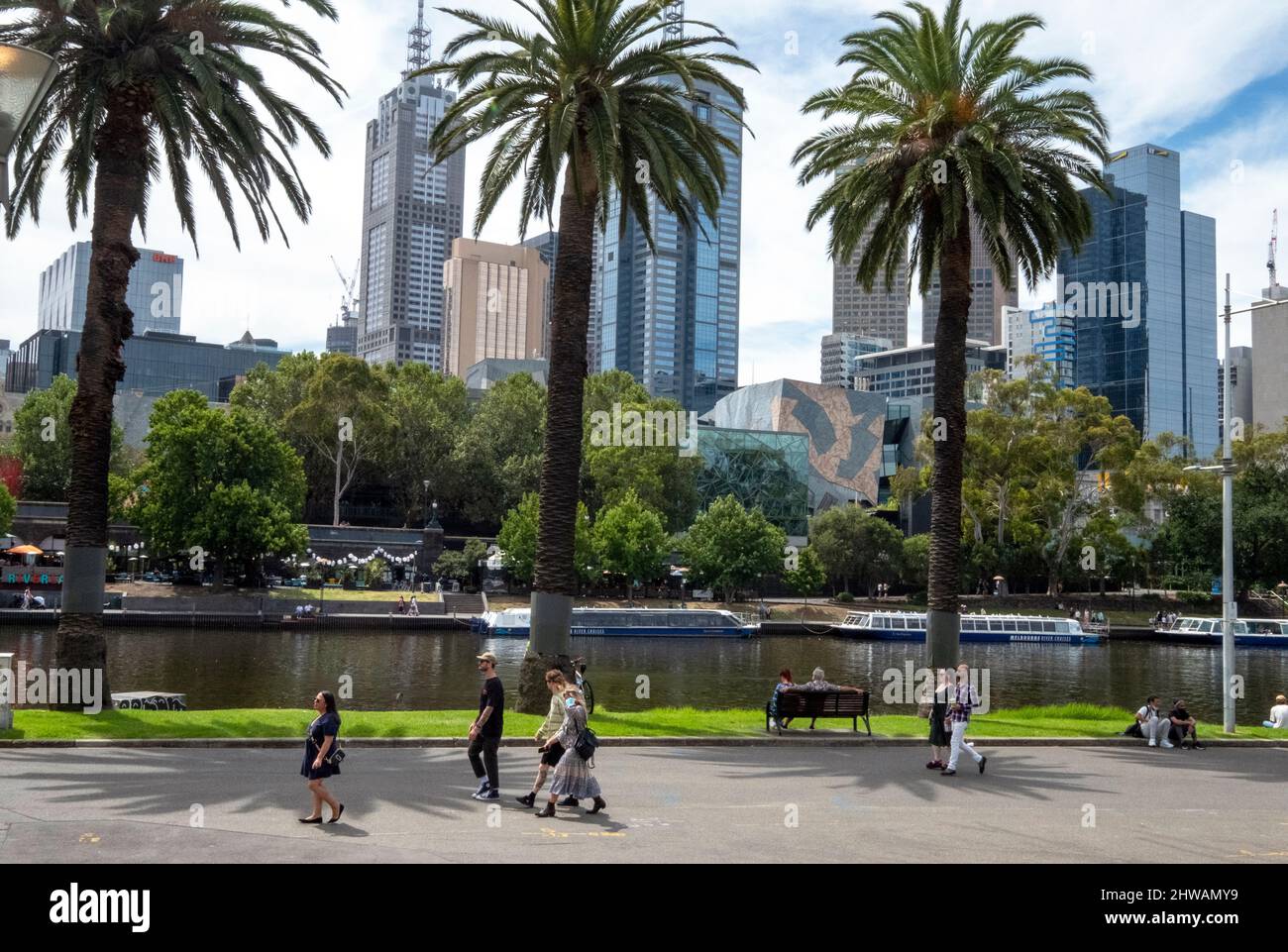 Il fiume Yarra di fronte allo skyline di Melbourne. Melbourne, Victoria, Australia Foto Stock