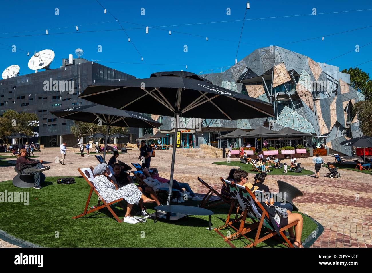 Persone che si rilassano in Federation Square. Melbourne, Victoria, Australia Foto Stock
