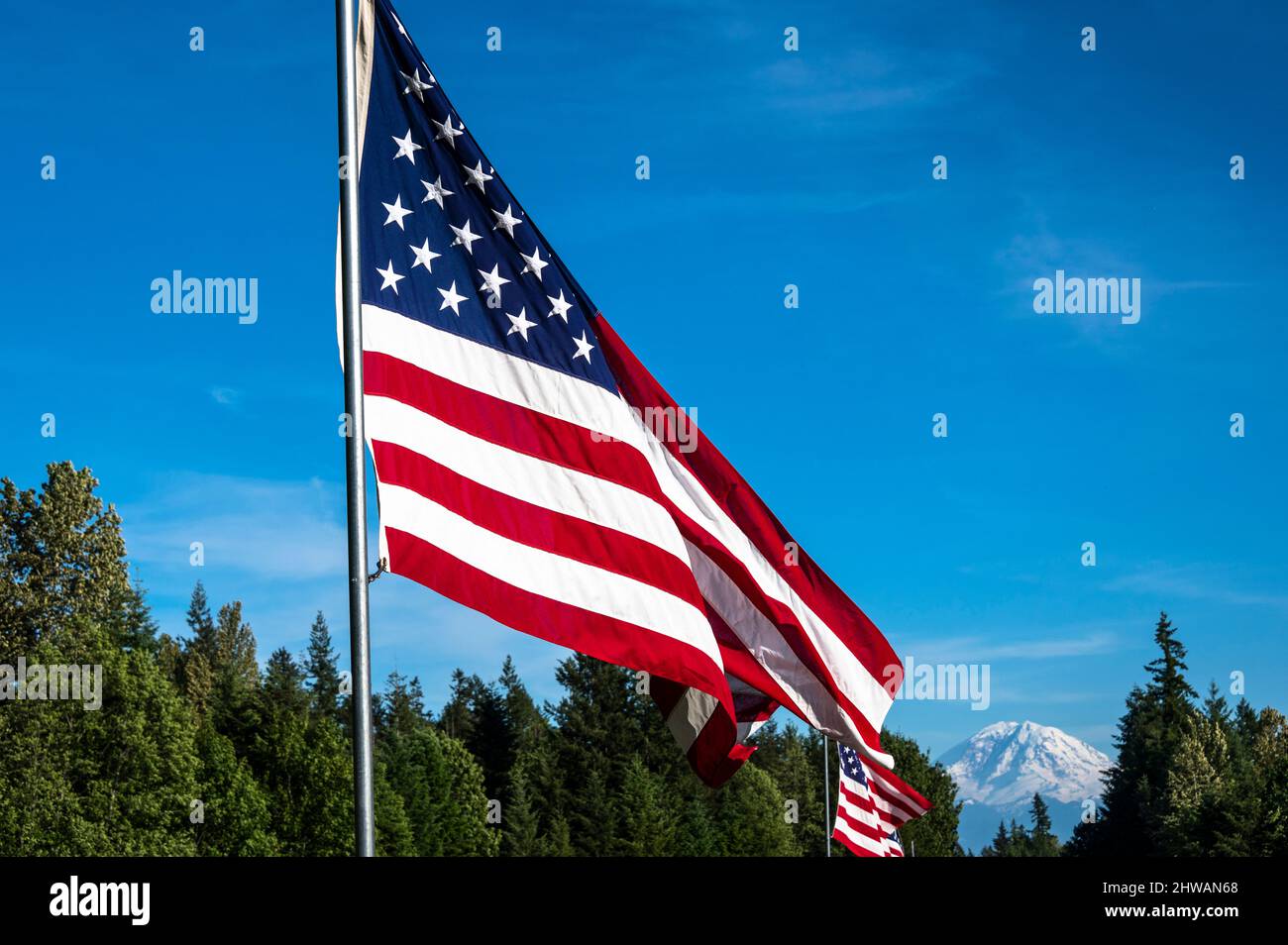 Bandiera degli Stati Uniti con Mount Rainier in distanza Foto Stock