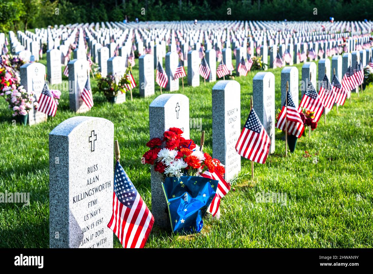 Lapidi e tombe al Tahoma National Cemetery di Kent, Washington il Memorial Day Foto Stock