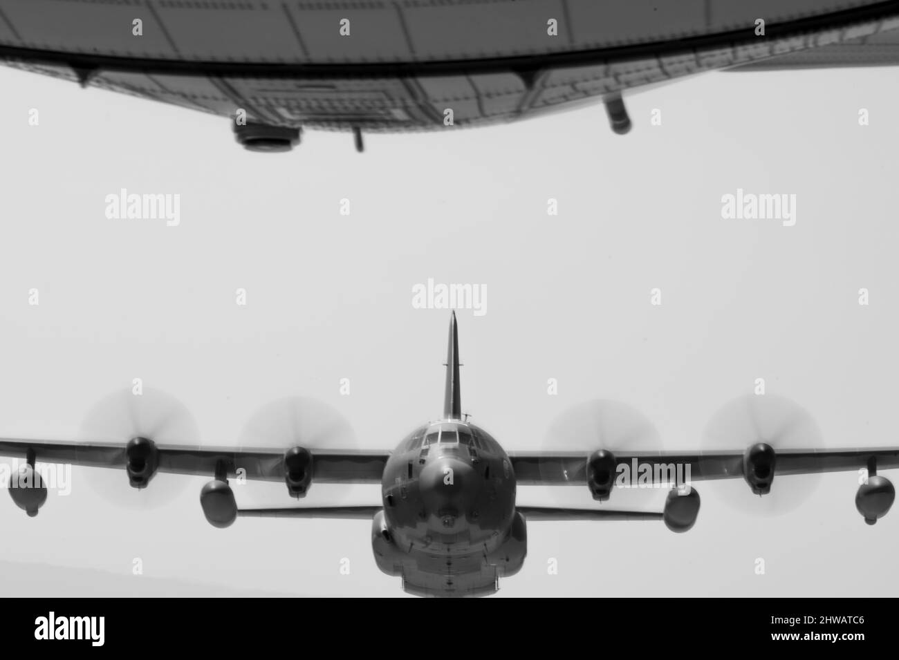Un MC-130J Commando II multi-missione di trasporto aereo da combattimento assegnato al 1st Special Operations Squadron, 353rd Special Operations Wing, esegue simulate a basso costo, a bassa quota di fornitura cadute con le loro controparti Royal Thai Armed Forces durante l'esercizio Cobra Gold 2022 presso la Chandy Range nel Regno di Thailandia, 24 febbraio 2022. CG 22 è l'iterazione 41st dell'esercizio di formazione internazionale che sostiene la prontezza e sottolinea il coordinamento sull'azione civile, l'assistenza umanitaria e l'aiuto alle catastrofi. Dal 22 febbraio al 4 marzo 2022, questo evento annuale si svolge in varie località Foto Stock