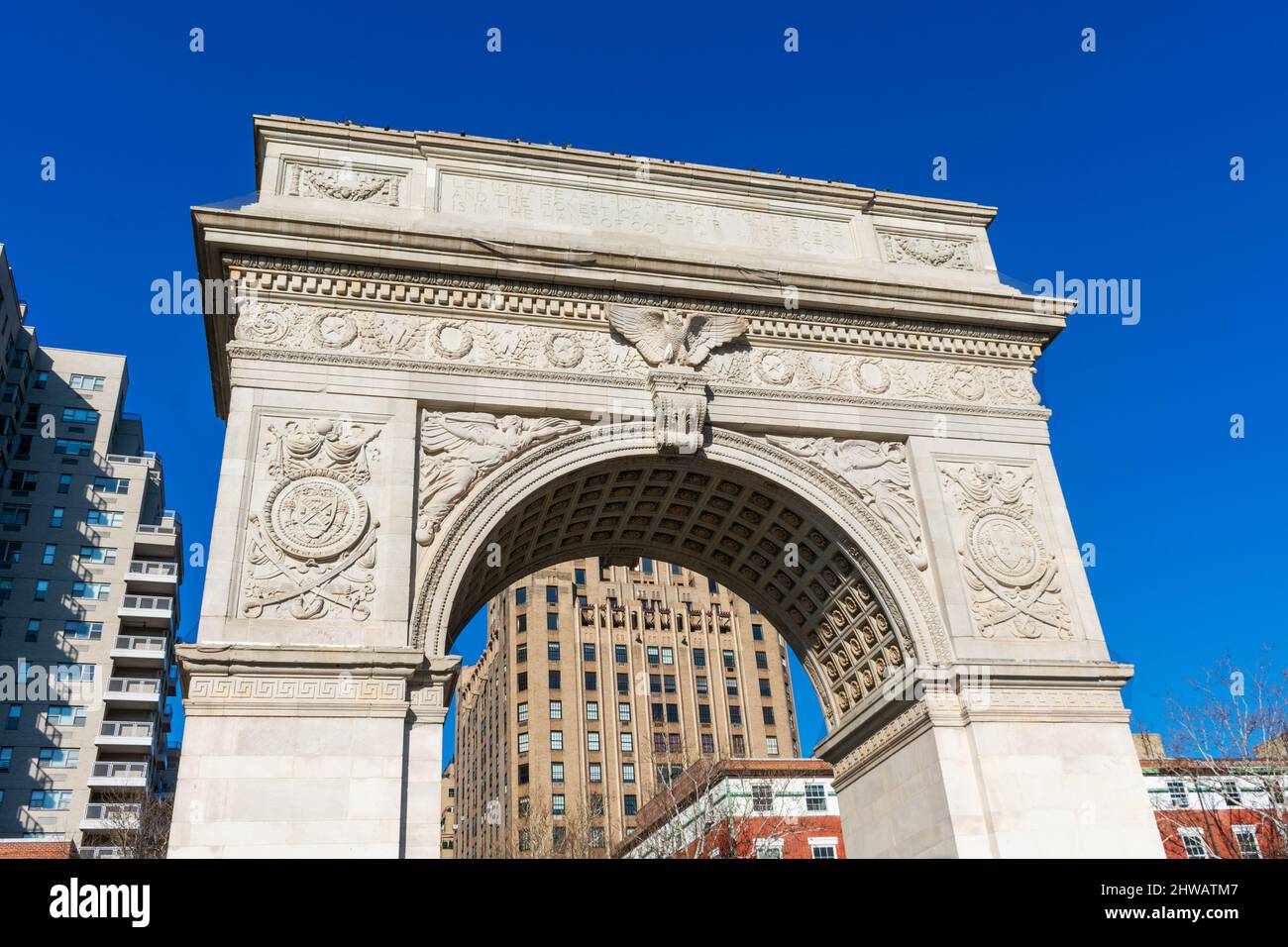 Washington Square Arch uno storico arco commemorativo in marmo nel Washington Square Park, nel quartiere di Greenwich Village. - New York, USA, febbraio 202 Foto Stock