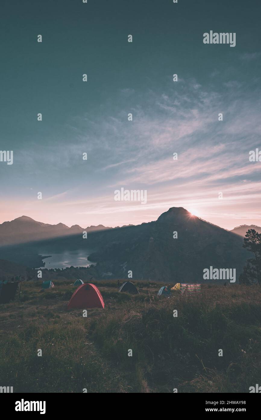 Tramonto al campo base di Rinjani e nuvola sul lago Segara Anak. Foto Stock