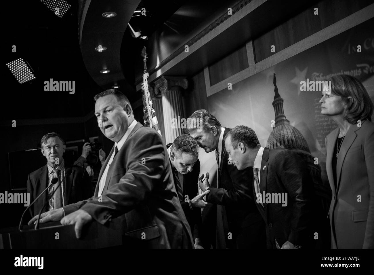 Il rappresentante degli Stati Uniti Brian Fitzpatrick (repubblicano della Pennsylvania), terzo da sinistra, conferisce al senatore degli Stati Uniti Joe Manchin III (democratico della Virginia occidentale), terzo da destra, E il rappresentante degli Stati Uniti Josh Gottheimer (democratico del New Jersey), secondo da destra, durante una conferenza stampa su un disegno di legge per vietare le importazioni di energia russa, al Campidoglio degli Stati Uniti a Washington, DC, giovedì 3 marzo 2022. Il Rep. Fitzpatrick ha servito nell'FBI in Ucraina ed ha ancora legami stretti là. Credito: Rod Lammey/CNP Foto Stock