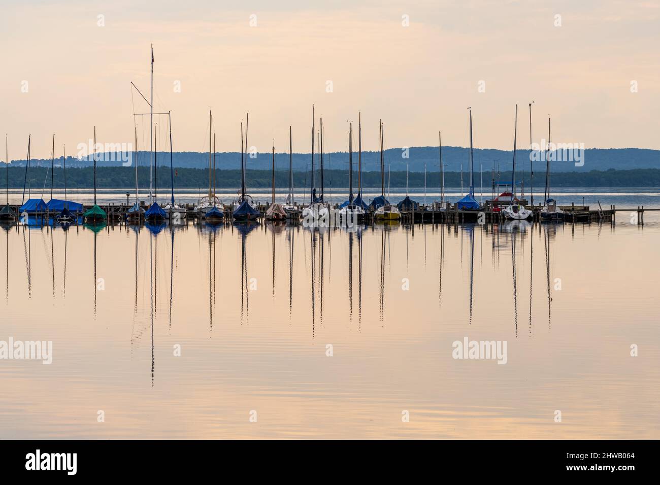 Ammira lo Steinhuder Meer con un molo e il porto turistico di Steinhude, bassa Sassonia, Germania Foto Stock