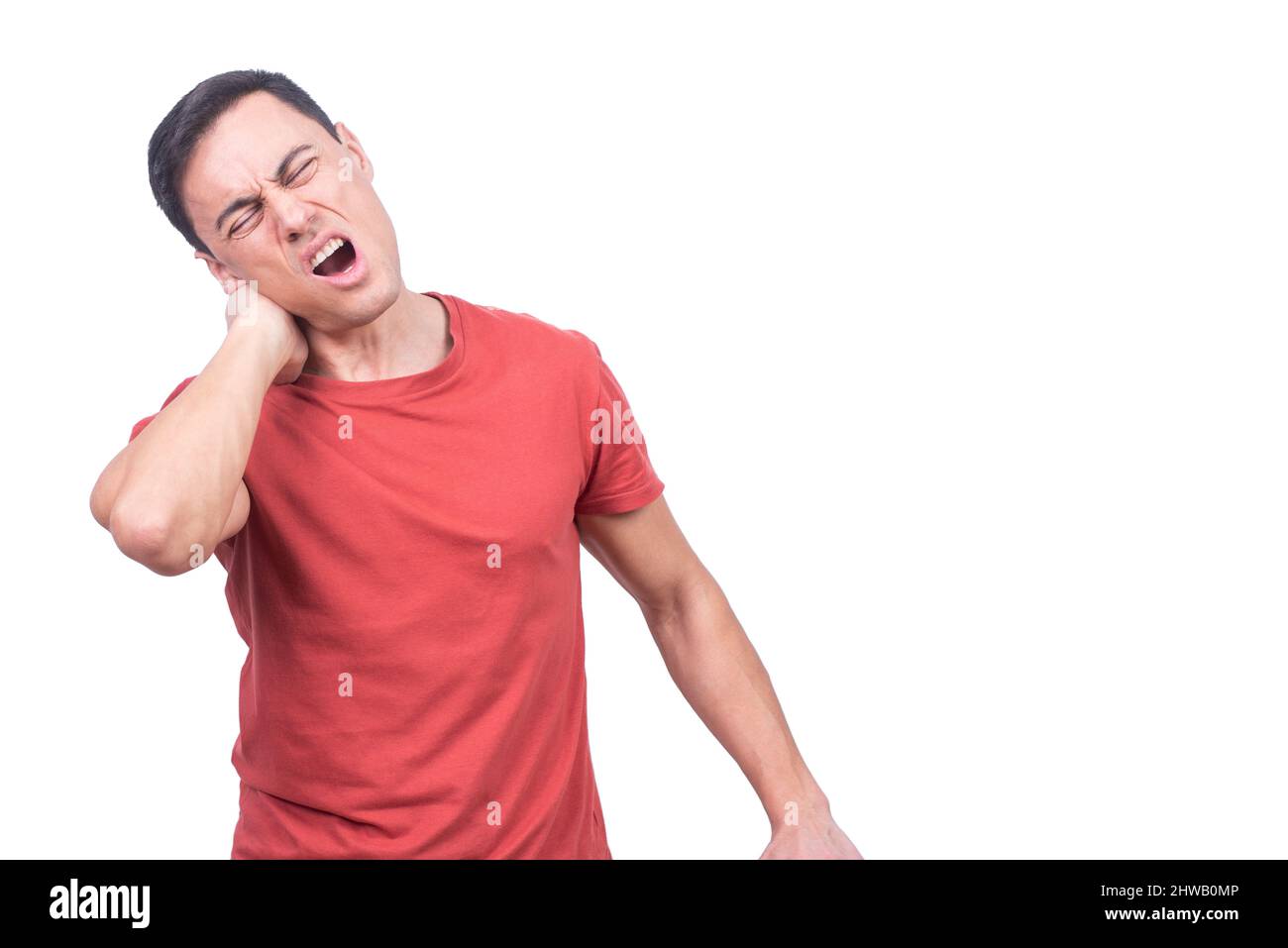 Modello maschio che tocca il collo rigido in studio Foto Stock