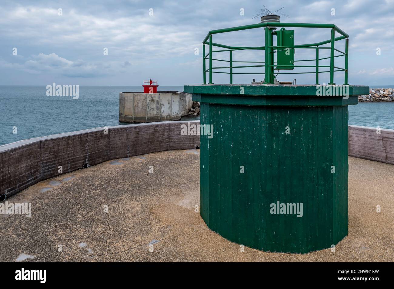 L'ingresso rosso e verde si illumina al porto di Marina di Pisa, in una giornata nuvolosa Foto Stock