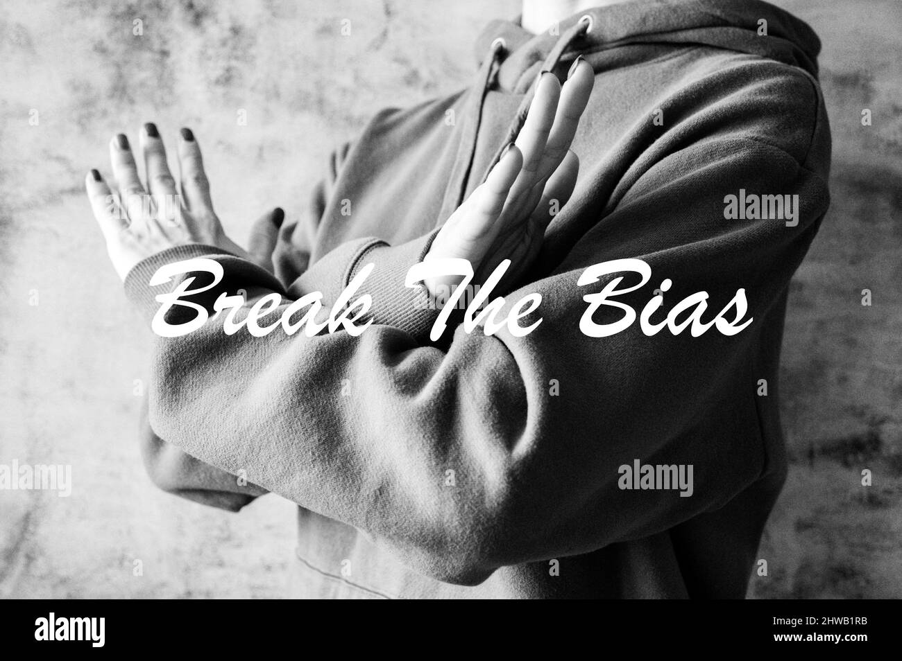 la giovane donna con le braccia incrociate al petto dimostra rompere il simbolo di bias della giornata internazionale delle donne iwd 8 marzo concetto di femminismo, pari di genere Foto Stock