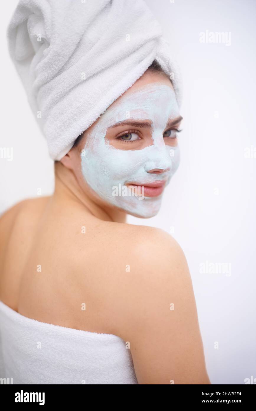 Eliminazione di tutte le impurità. Una giovane donna che indossa un facemask. Foto Stock