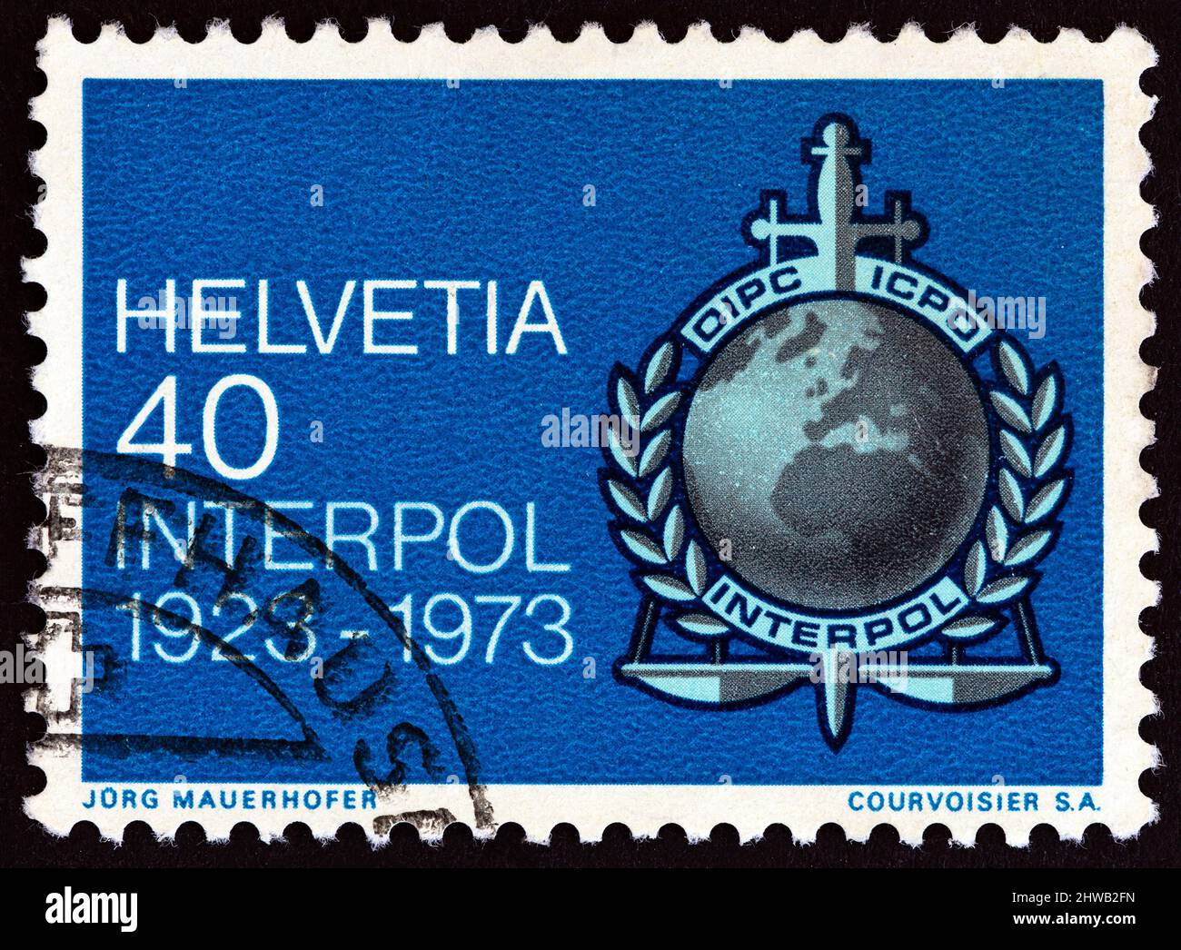 SVIZZERA - CIRCA 1973: Un francobollo stampato in Svizzera mostra l'emblema Interpol, circa 1973. Foto Stock