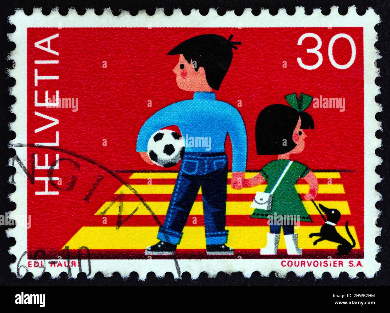 SVIZZERA - CIRCA 1969: Un francobollo stampato in Svizzera mostra i bambini che attraversano la strada, circa 1969. Foto Stock