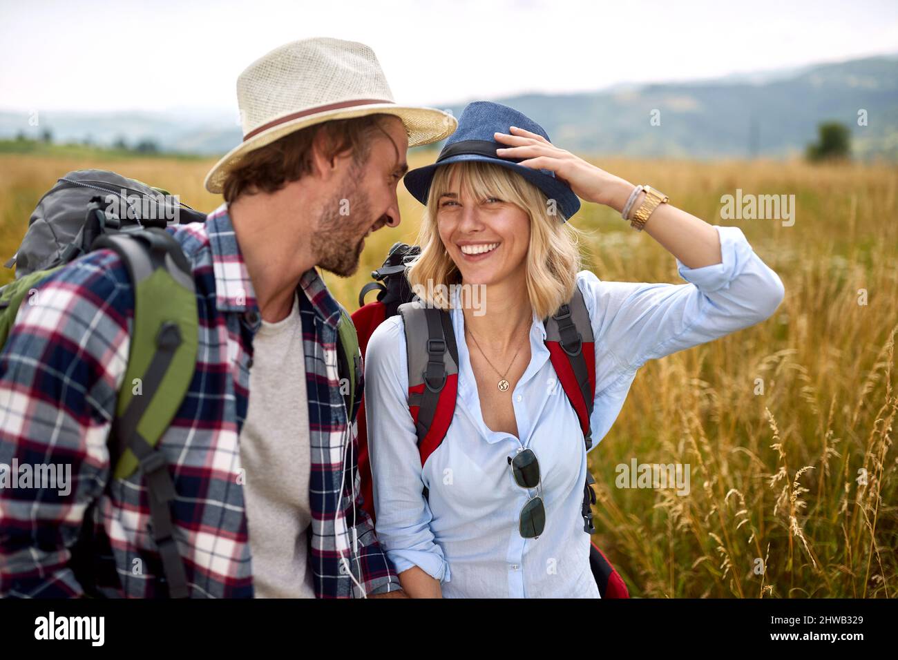 Una coppia appassionante che si diverte nella natura. Vacanza, vacanza, amore e amicizia concetto. Foto Stock