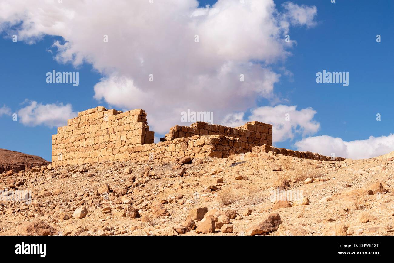 Metsad Nekarot è un'antica fortezza che custodiva la rotta delle spezie incense nel Negev in Israele con una collina rocciosa in primo piano Foto Stock