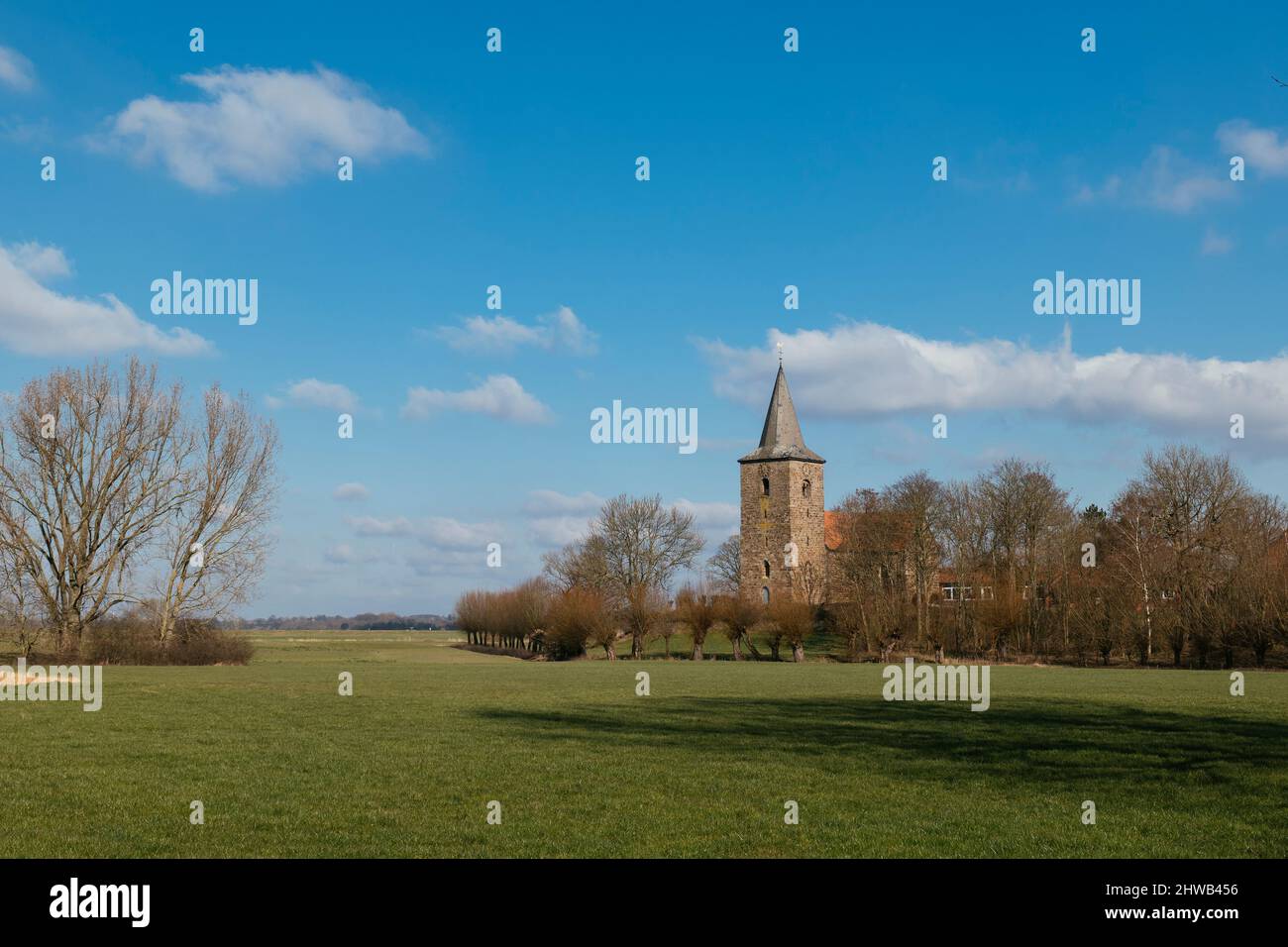 Vista di Windheim con chiesa protestante vicino Petersagen in East-Westfalia. Foto Stock