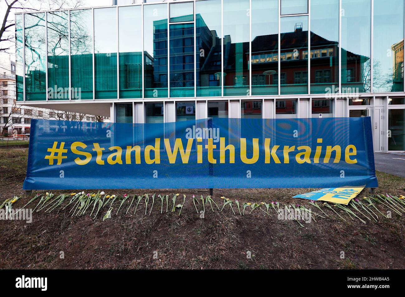 Berlino, Germania. 05th Mar 2022. Di fronte all'Ambasciata dell'Ucraina, il popolo ha messo una bandiera con l'iscrizione '#StandWithUcraina per dimostrare la propria solidarietà e simpatia per l'Ucraina. Credit: Carsten Koall/dpa/Alamy Live News Foto Stock