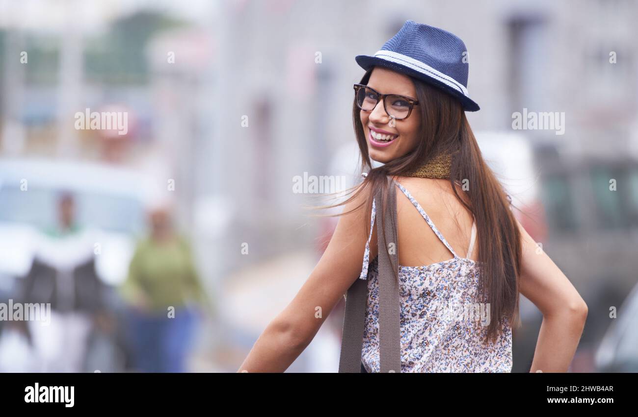 Godersi la vita cittadina. Una giovane donna splendida che pedalò attraverso la città felicemente. Foto Stock