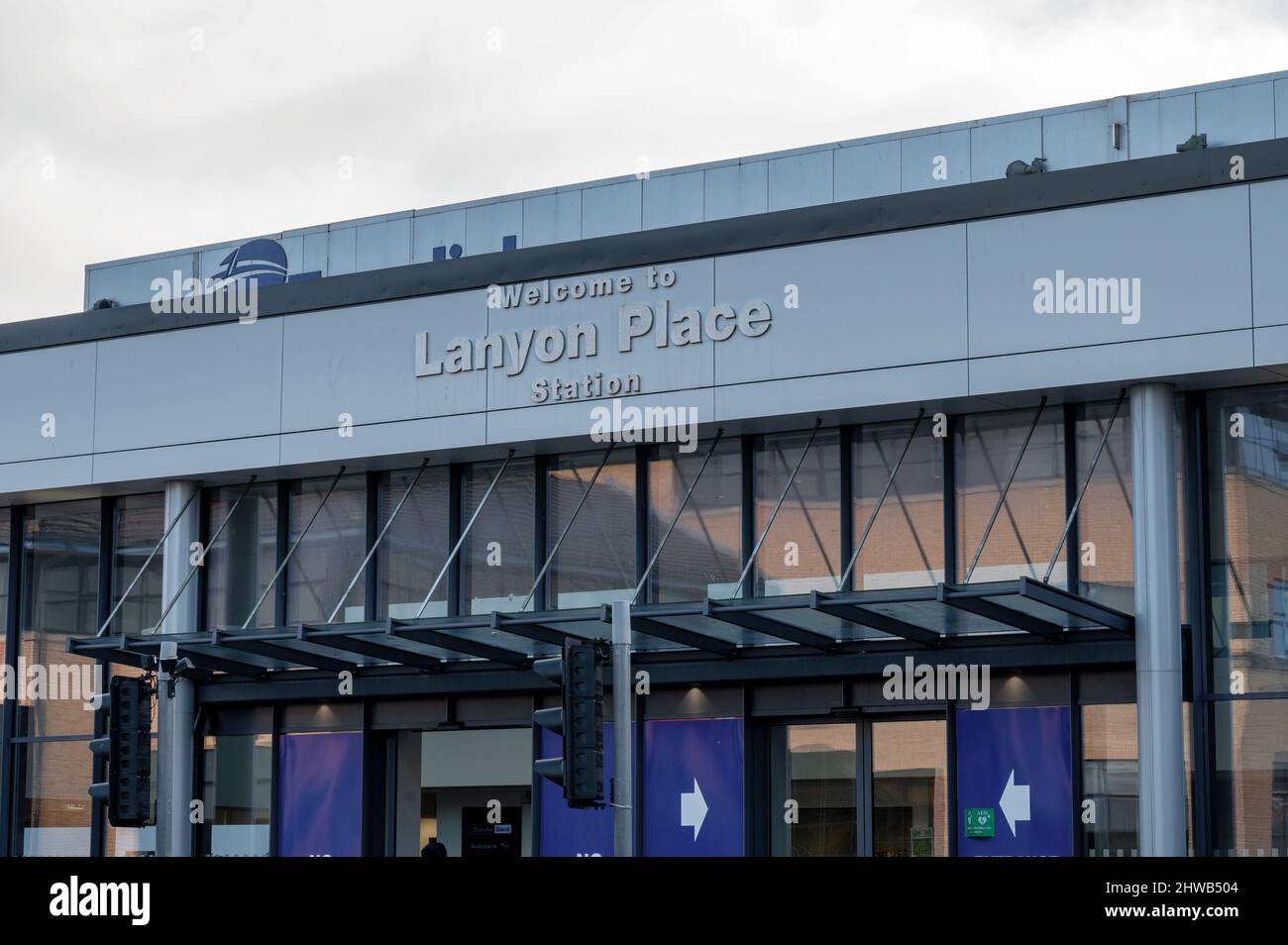 Belfast, UK- 19 febbraio 2022: L'ingresso alla stazione ferroviaria di Lanyon Place nel centro di Belfast. Foto Stock