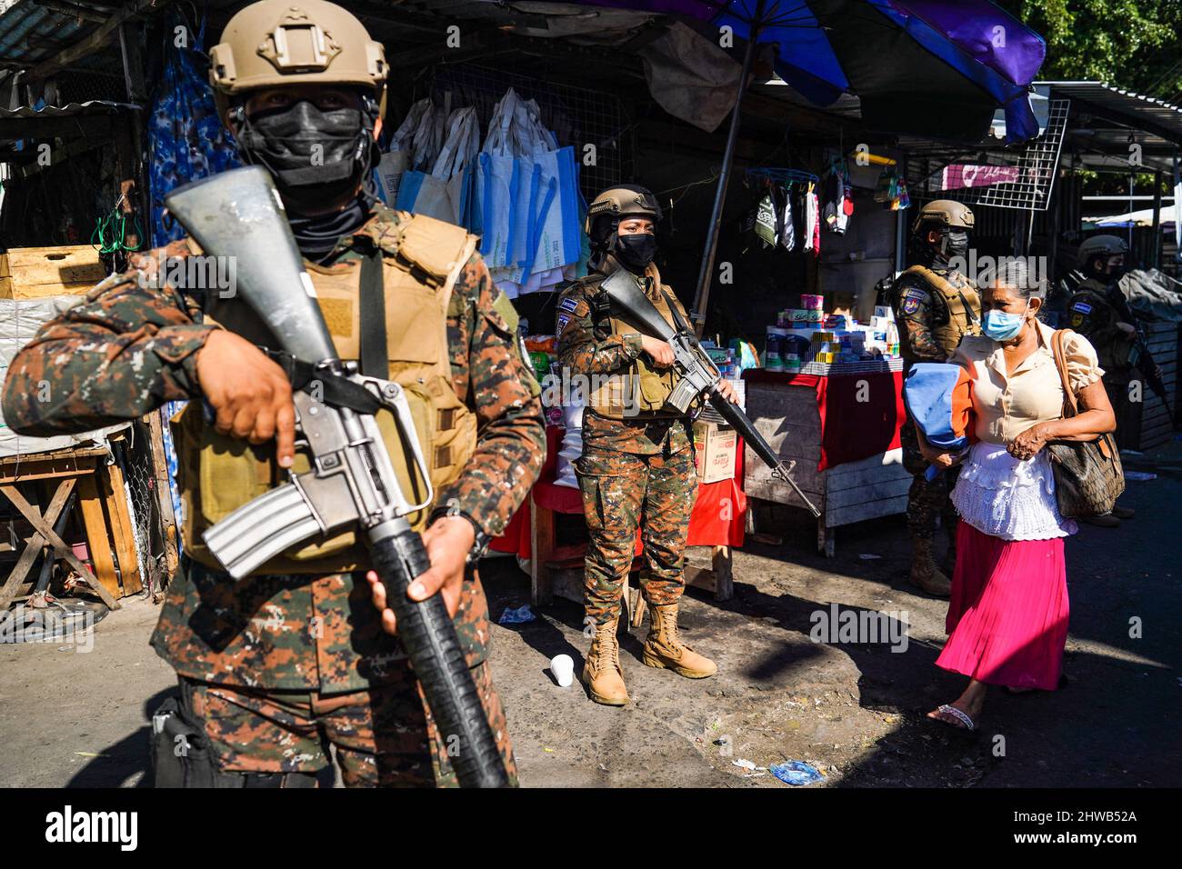 San Salvador, El Salvador. 04th Mar 2022. I soldati si levano in guardia mentre sorvegliano un mercato di strada durante una pattuglia militare nel centro di San Salvador. Dal 2000, le donne possono integrare le file delle forze Armate Salvadoran, il 8th marzo si celebra la Giornata Internazionale della Donna, con l'apertura di spazi tradizionali a guida maschile accessibili alle donne, una delle tante esigenze. (Foto di Camilo Freedman/SOPA Images/Sipa USA) Credit: Sipa USA/Alamy Live News Foto Stock