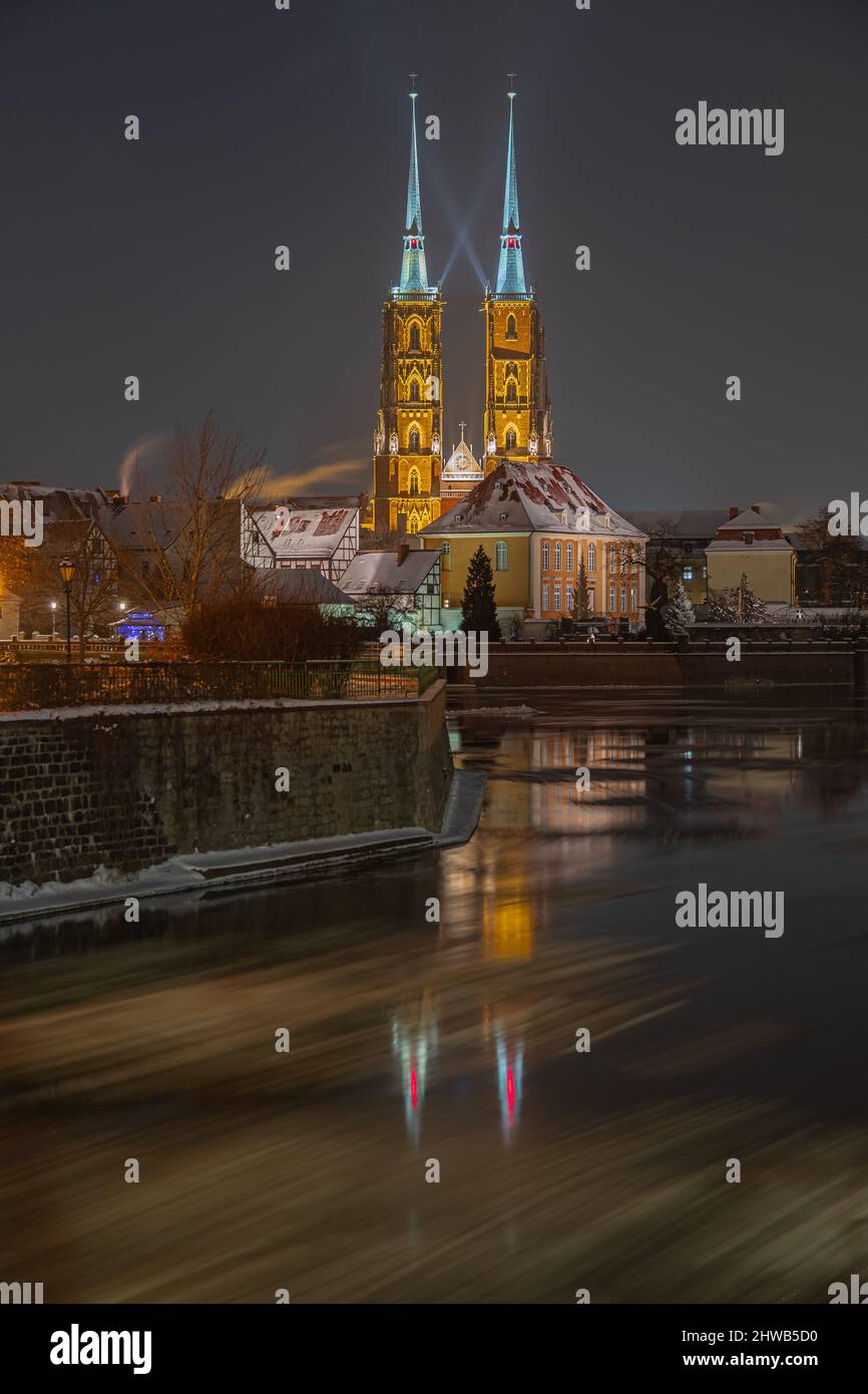 Wrocław fotografowany nocą .Widok na Ostrów Tumski Polonia Foto Stock