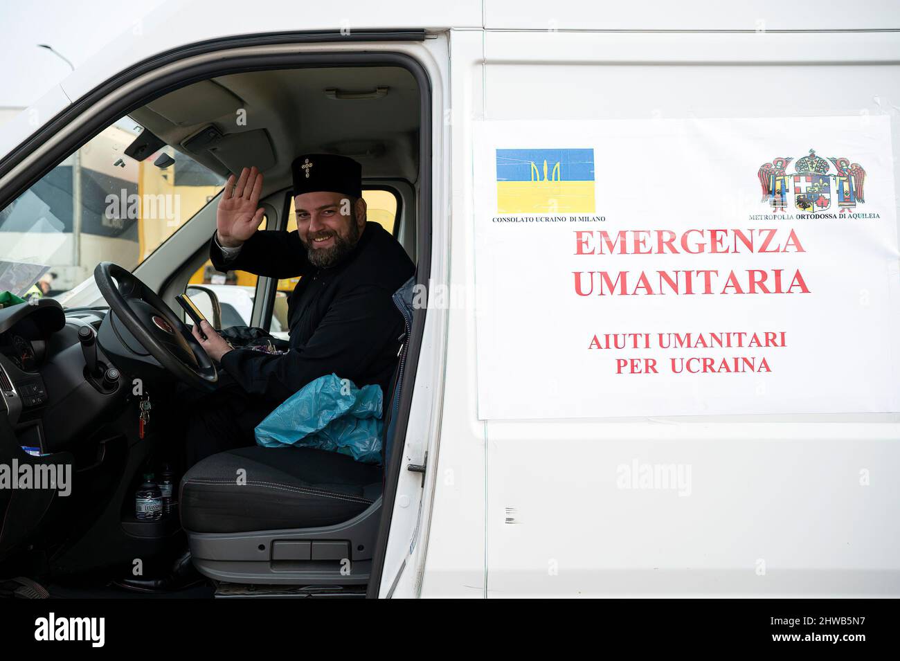 Milano, Italia. 04th Mar 2022. L'Arcivescovo Avondios Bica ha visto su un  camion con la citazione 'emergenza umanitaria. Aiuti umanitari  all'Ucraina». Quasi 15 veicoli, che trasportano aiuti umanitari,  organizzati dalla Chiesa Ortodossa