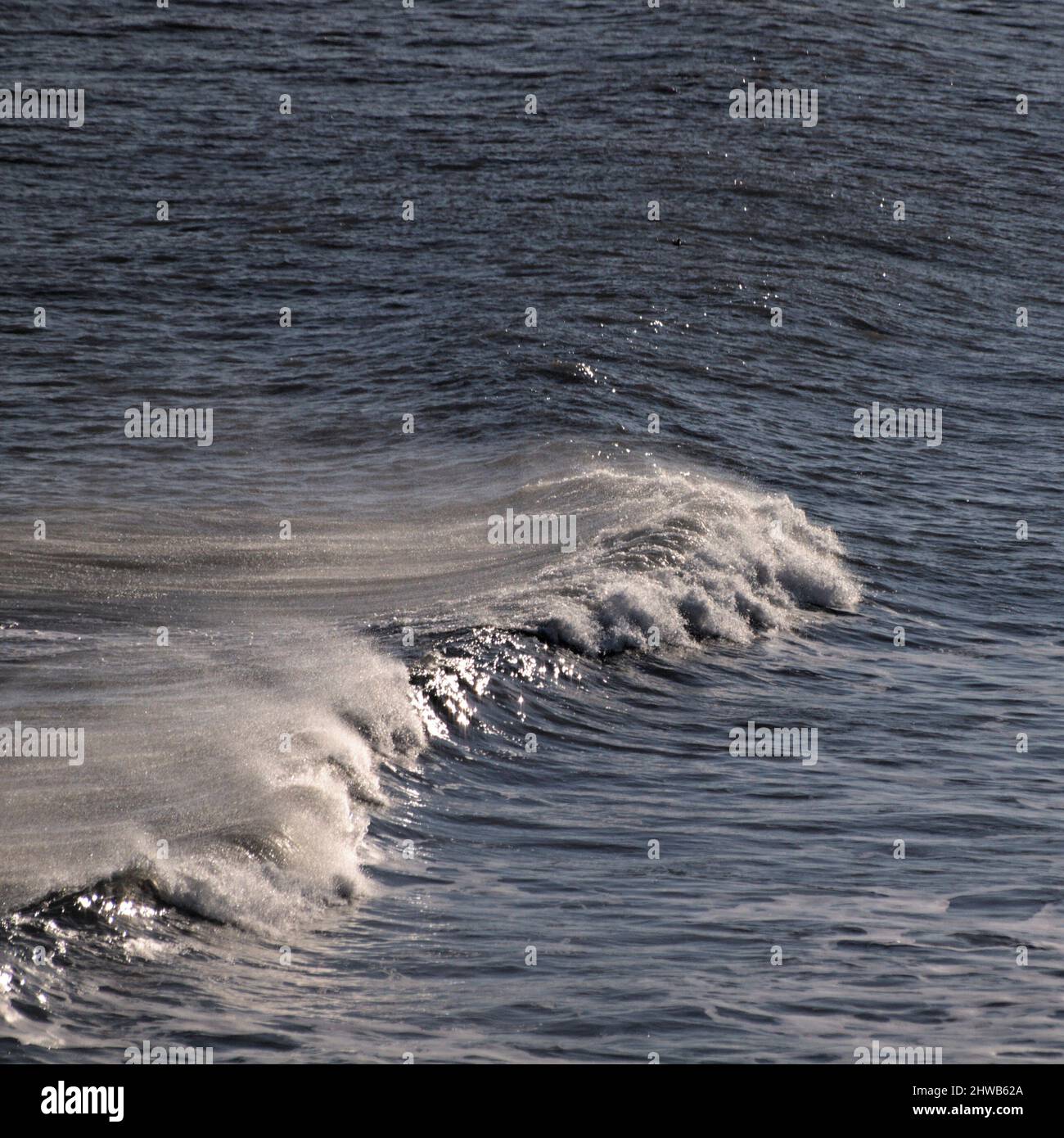 Onde che si infrangono a Flamborough Head, East Riding of Yorkshire. Foto Stock