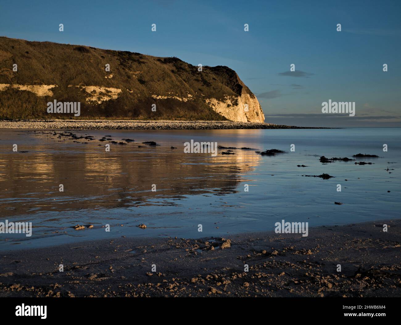 10 stop ND lunga esposizione di South Landing Bay, scogliere e spiaggia a Flamborough Head, East Riding of Yorkshire. Foto Stock